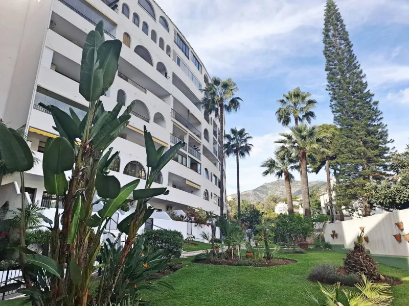 OPPORTUNITY- SPACIOUS APARTMENT- NEAR BEACH- SWIMMING POOL - COMMUNAL PARKING