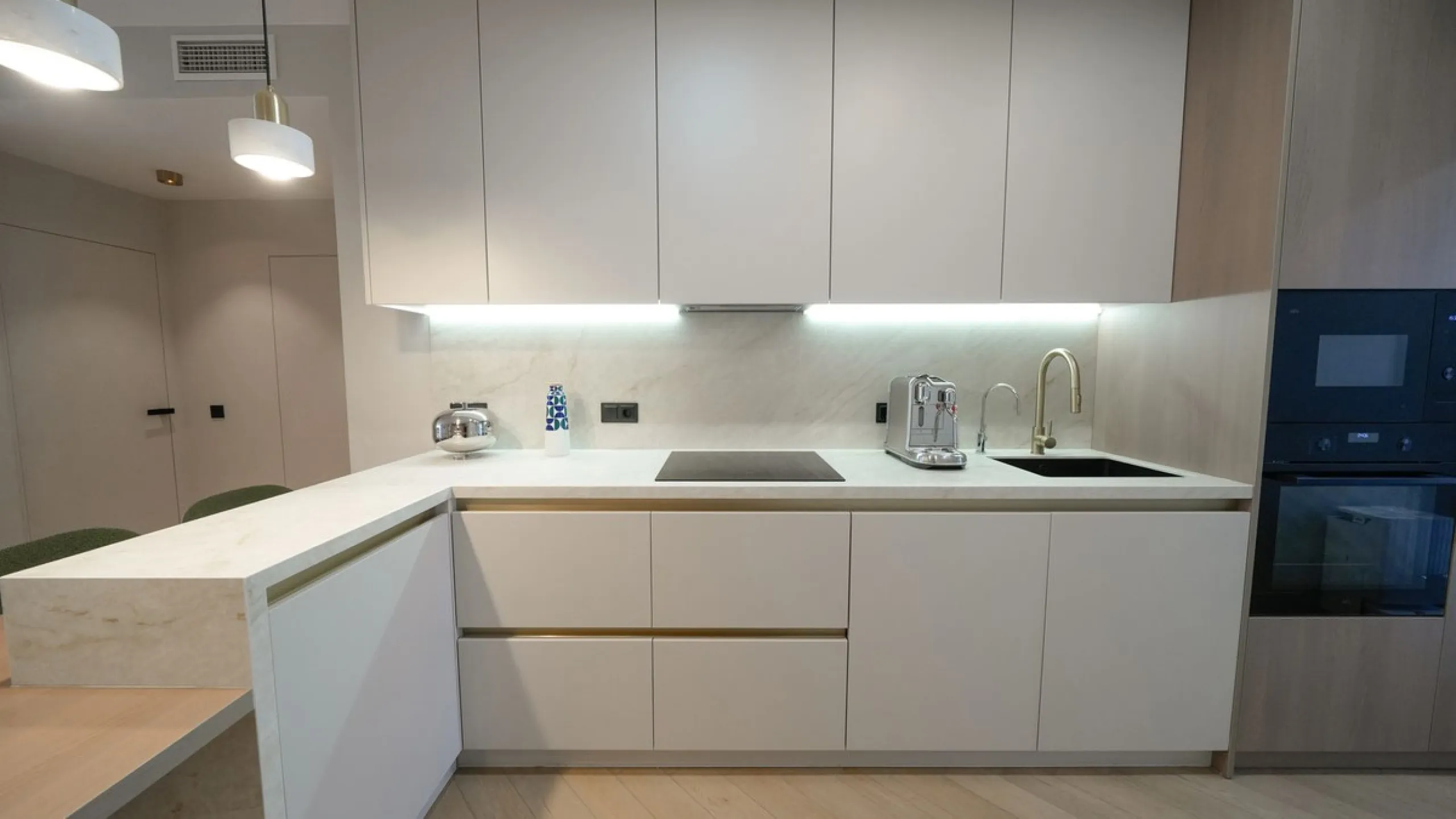 This modern two-bedroom apartment has been completely renovated this year — everything is brand new. The renovation was done in a contemporary style, using high-quality materials and a well-thought-out design. It was made for personal use, with great atte