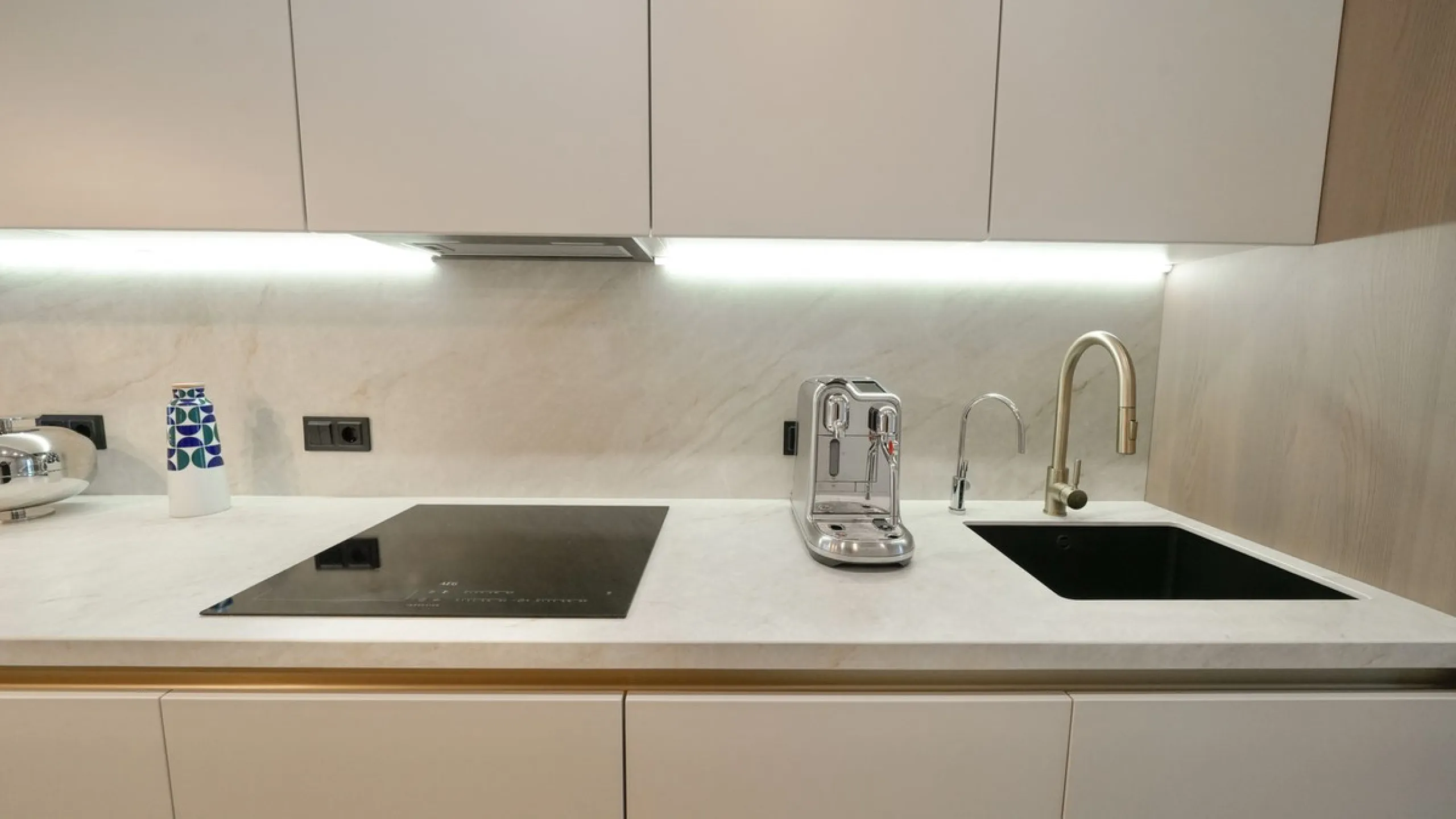 This modern two-bedroom apartment has been completely renovated this year — everything is brand new. The renovation was done in a contemporary style, using high-quality materials and a well-thought-out design. It was made for personal use, with great atte