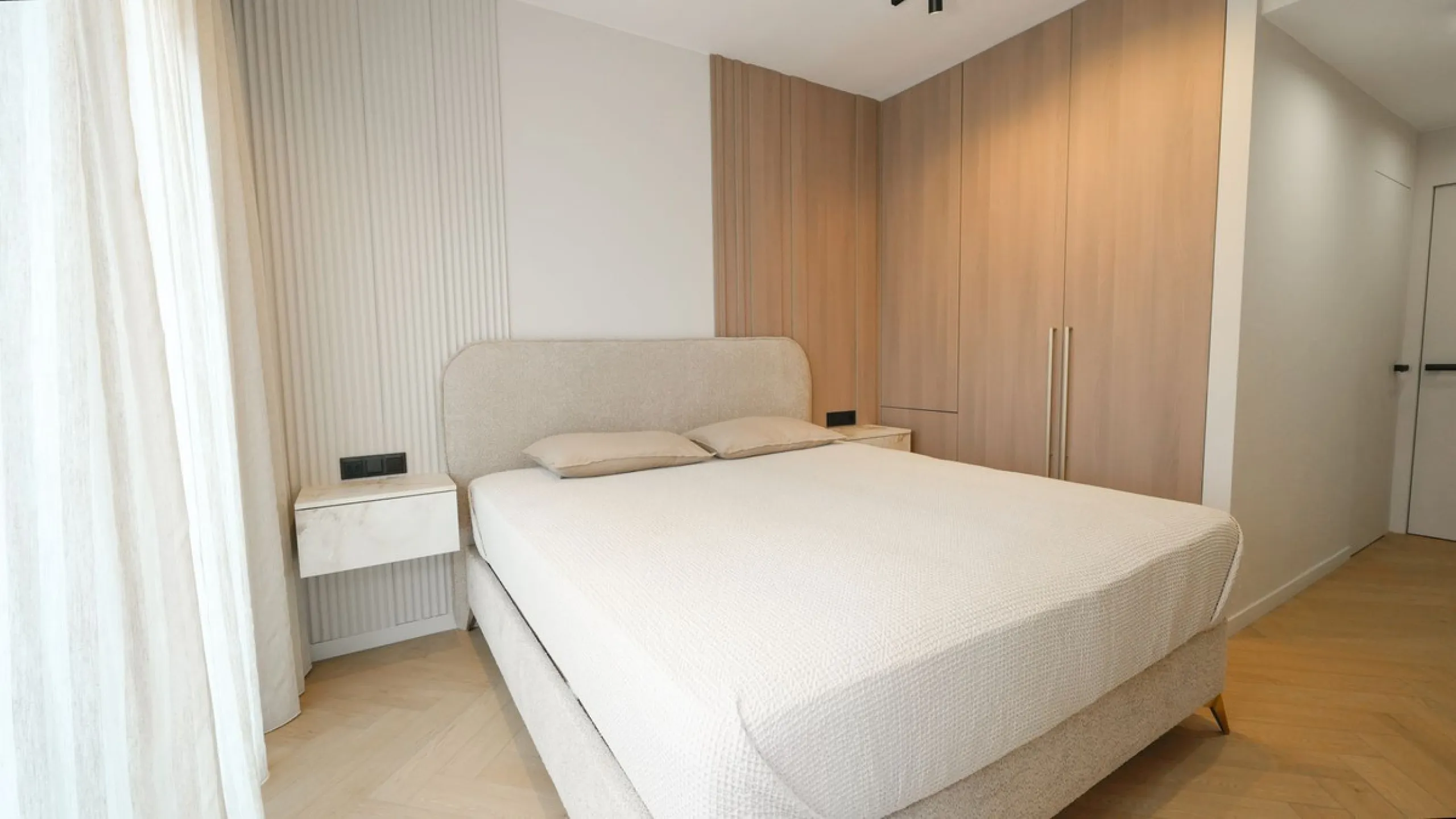 This modern two-bedroom apartment has been completely renovated this year — everything is brand new. The renovation was done in a contemporary style, using high-quality materials and a well-thought-out design. It was made for personal use, with great atte