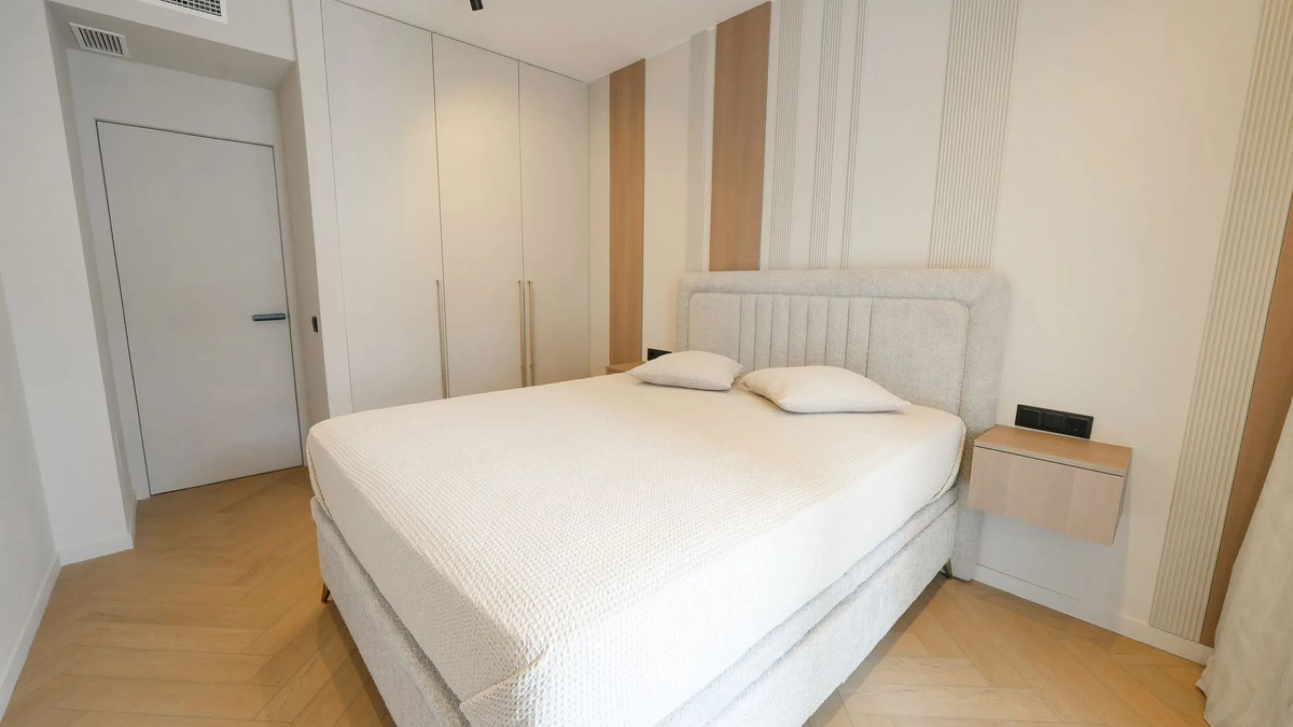 This modern two-bedroom apartment has been completely renovated this year — everything is brand new. The renovation was done in a contemporary style, using high-quality materials and a well-thought-out design. It was made for personal use, with great atte