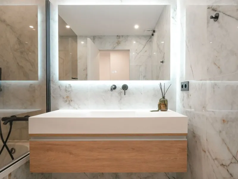 This modern two-bedroom apartment has been completely renovated this year — everything is brand new. The renovation was done in a contemporary style, using high-quality materials and a well-thought-out design. It was made for personal use, with great atte