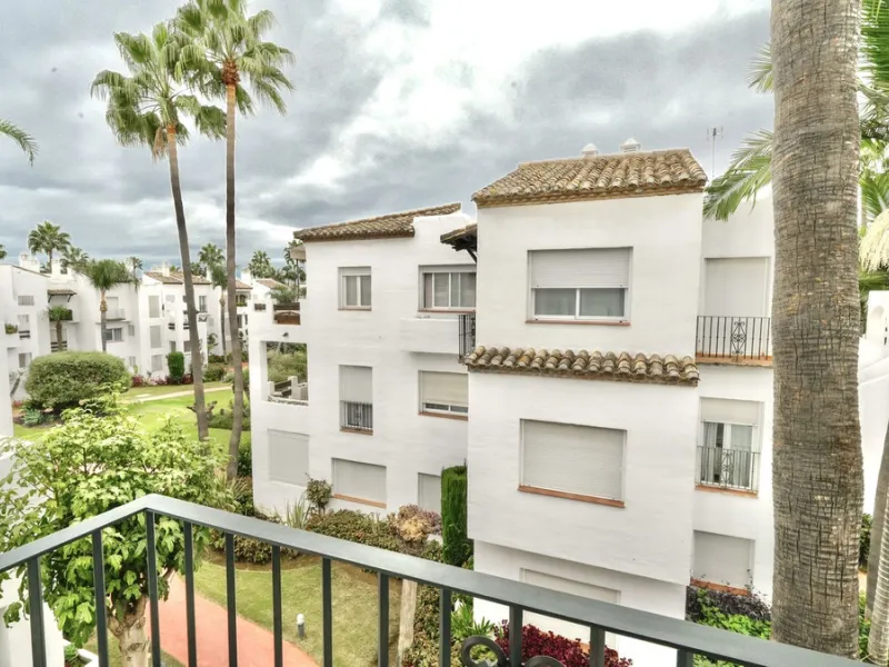 This modern two-bedroom apartment has been completely renovated this year — everything is brand new. The renovation was done in a contemporary style, using high-quality materials and a well-thought-out design. It was made for personal use, with great atte