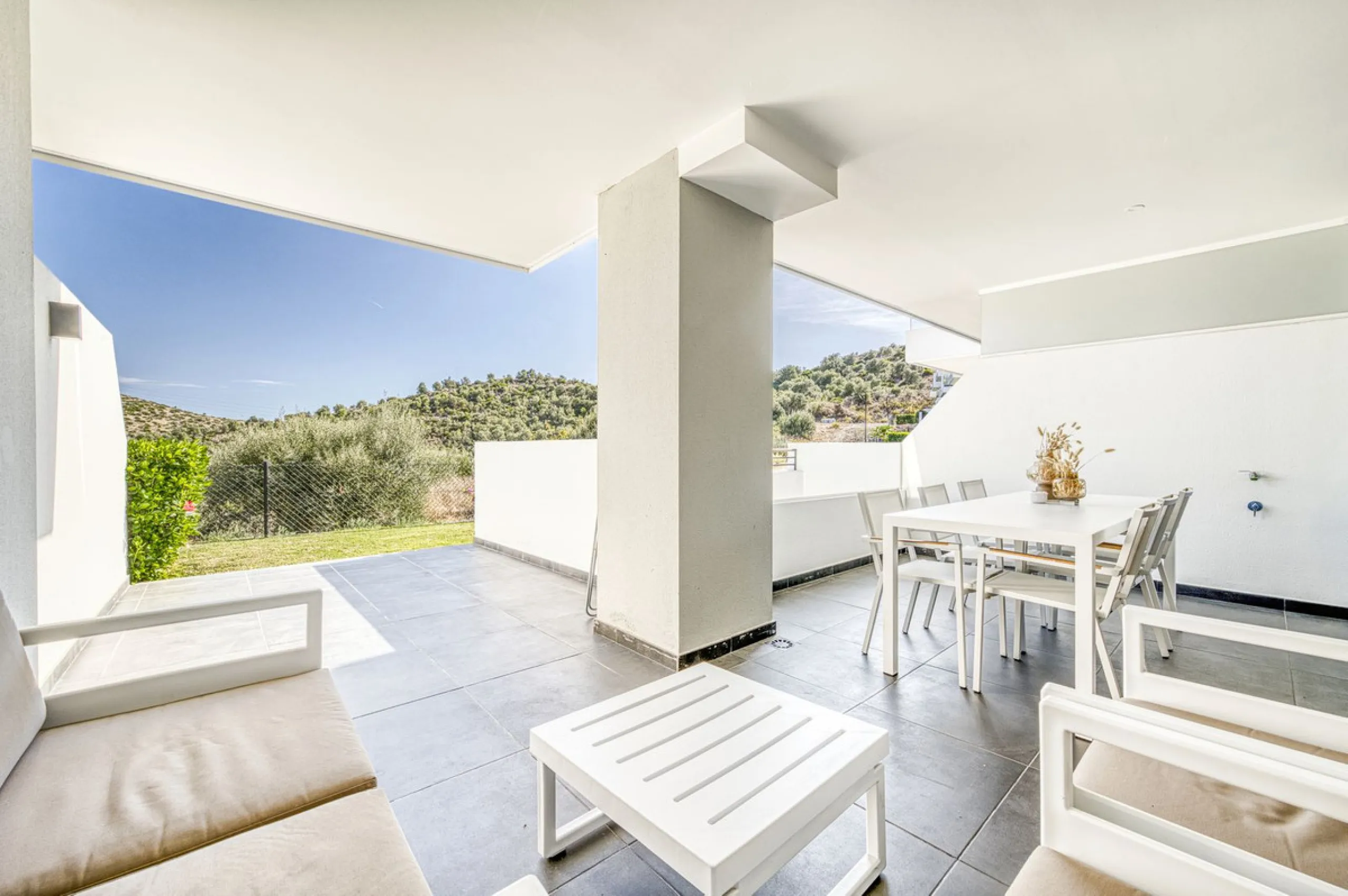 Luxury Ground-Floor  4 pers.  Loft / 1-bedroom Apartment with Panoramic Sea & Mountain Views –