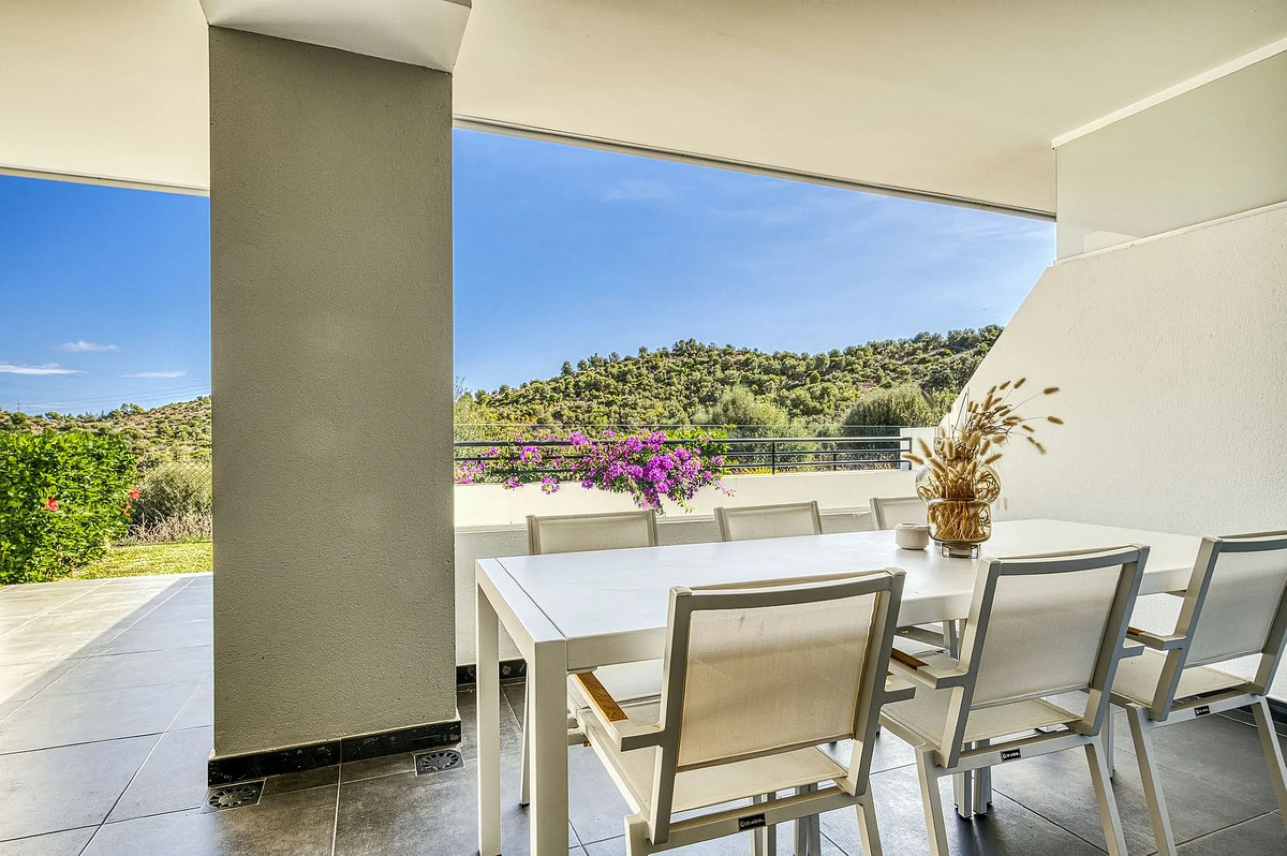 Luxury Ground-Floor  4 pers.  Loft / 1-bedroom Apartment with Panoramic Sea & Mountain Views –