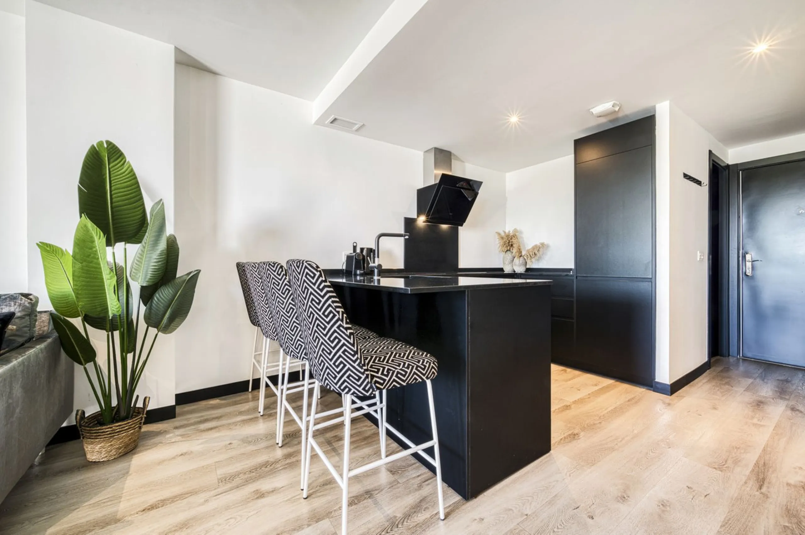 Luxury Ground-Floor  4 pers.  Loft / 1-bedroom Apartment with Panoramic Sea & Mountain Views –