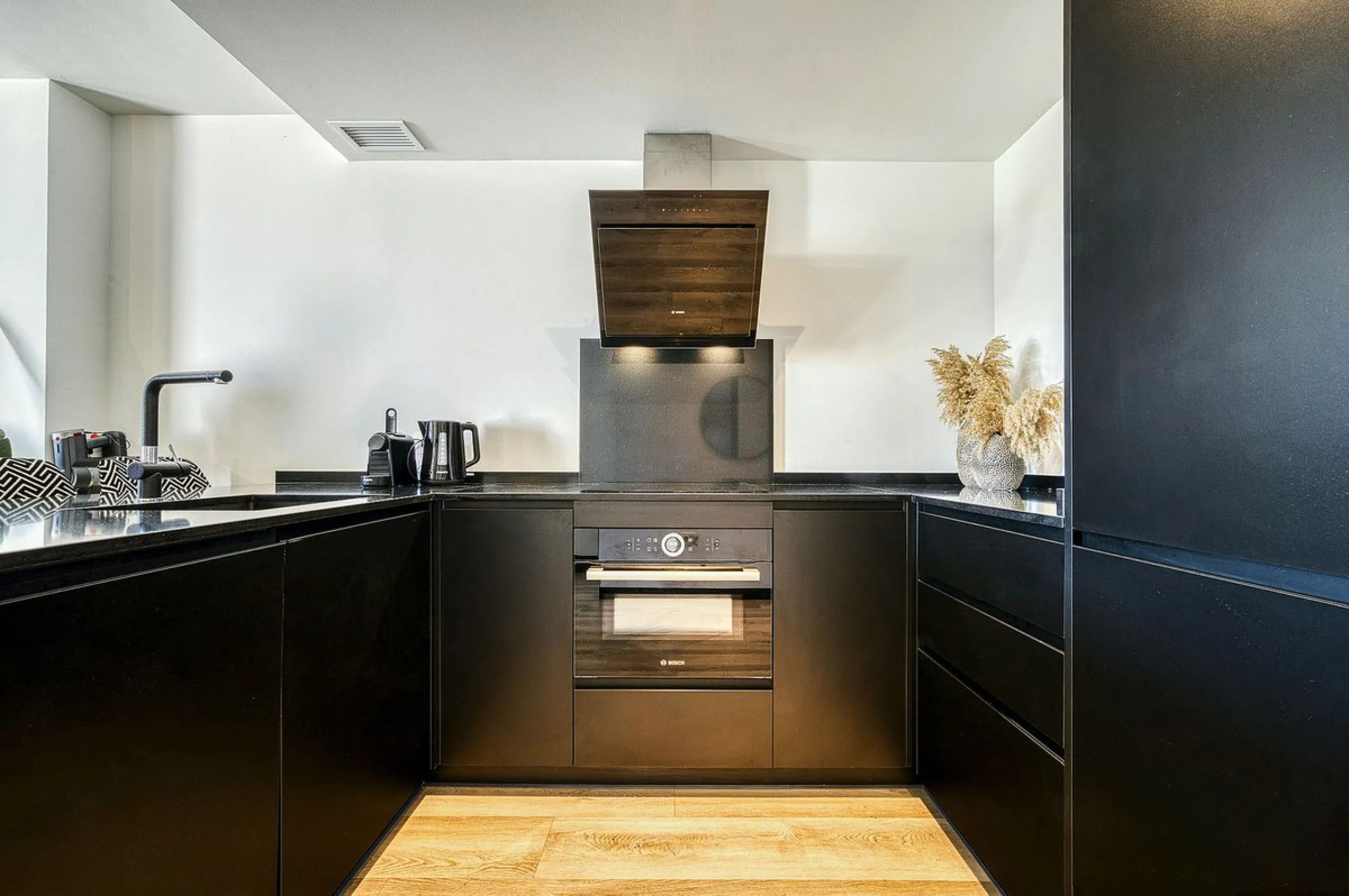 Luxury Ground-Floor  4 pers.  Loft / 1-bedroom Apartment with Panoramic Sea & Mountain Views –