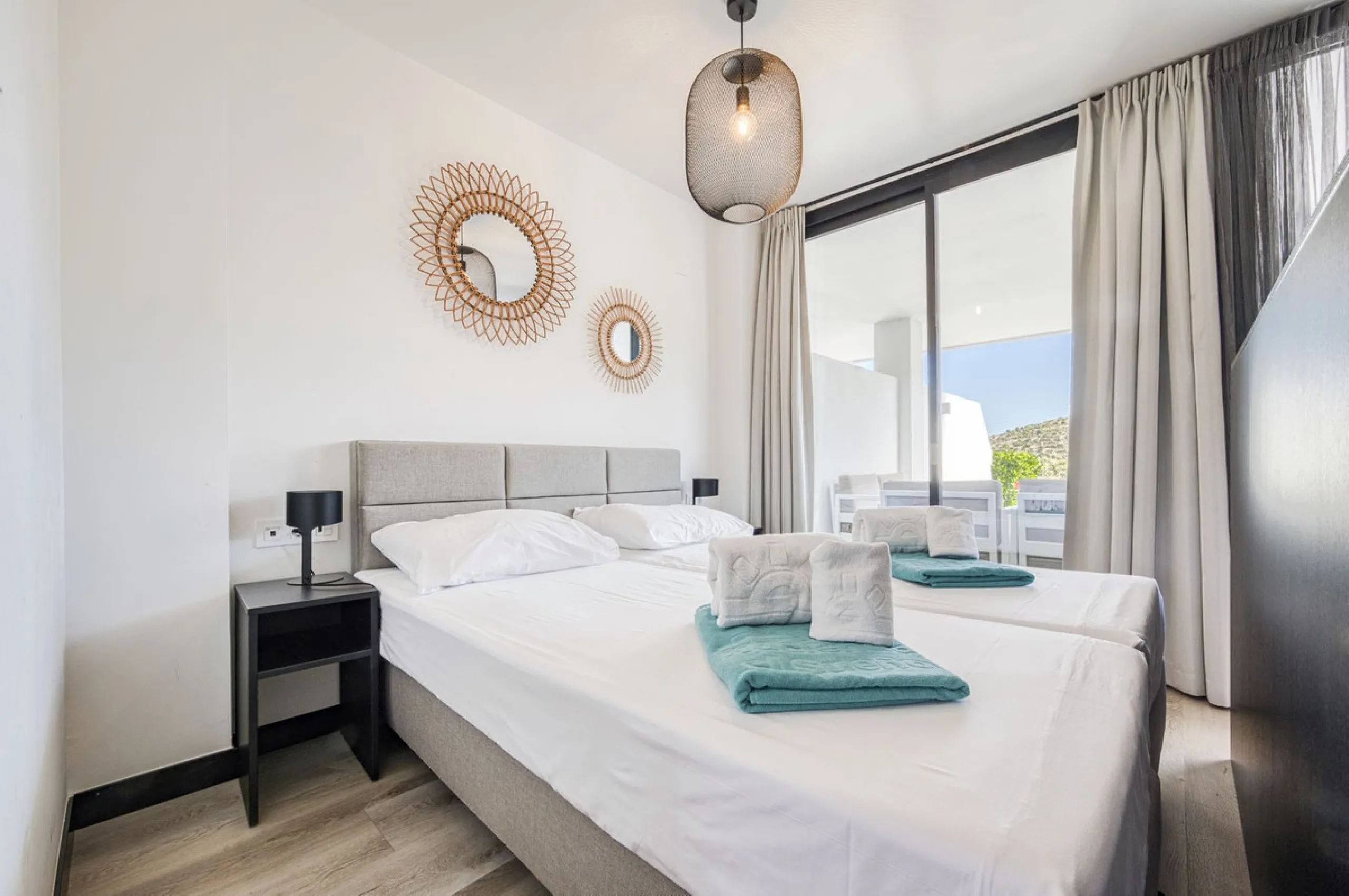 Luxury Ground-Floor  4 pers.  Loft / 1-bedroom Apartment with Panoramic Sea & Mountain Views –