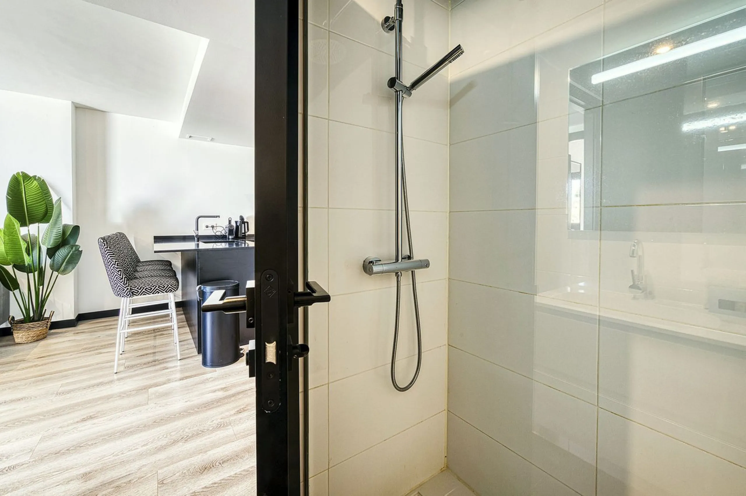 Luxury Ground-Floor  4 pers.  Loft / 1-bedroom Apartment with Panoramic Sea & Mountain Views –