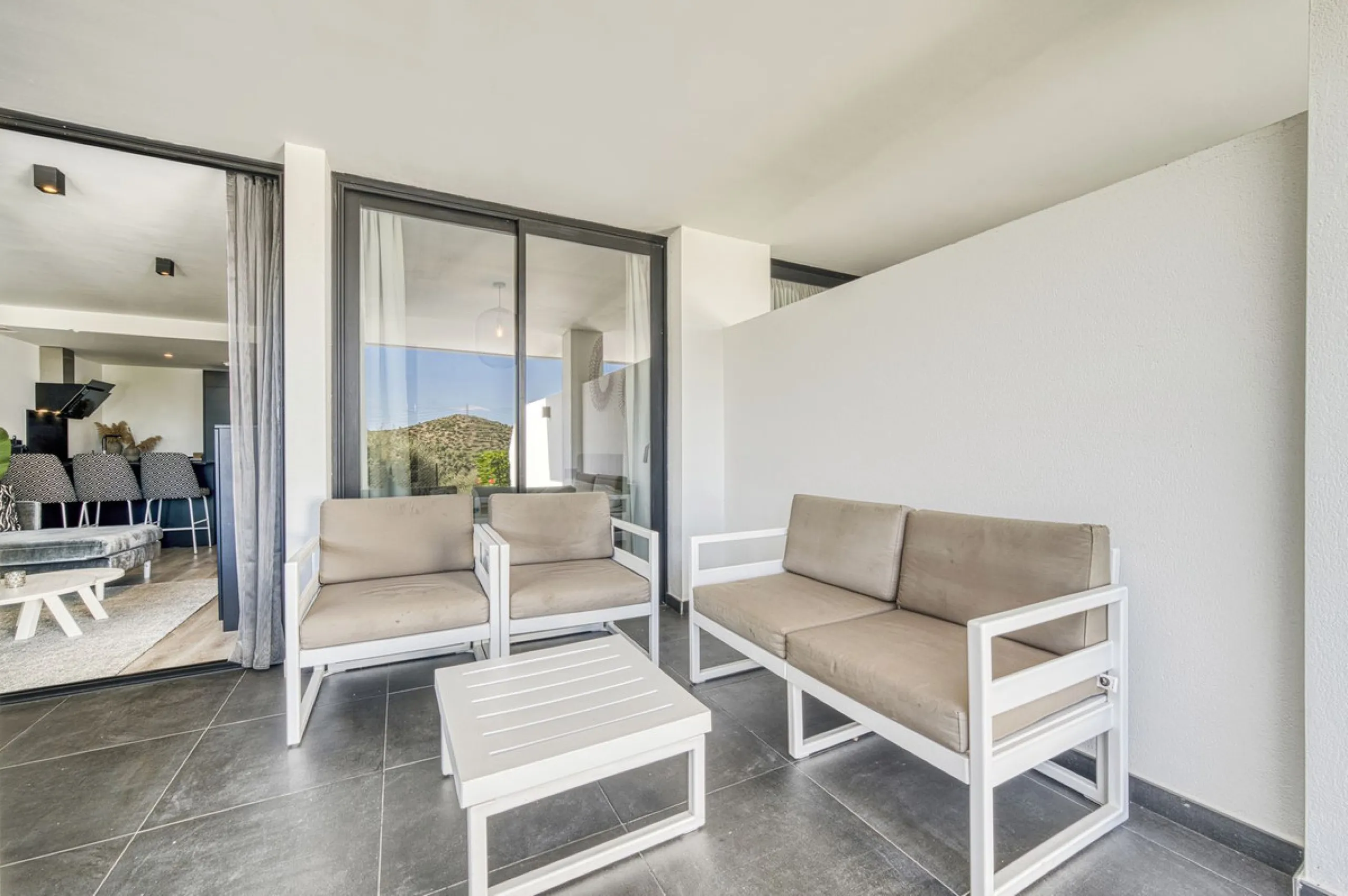 Luxury Ground-Floor  4 pers.  Loft / 1-bedroom Apartment with Panoramic Sea & Mountain Views –