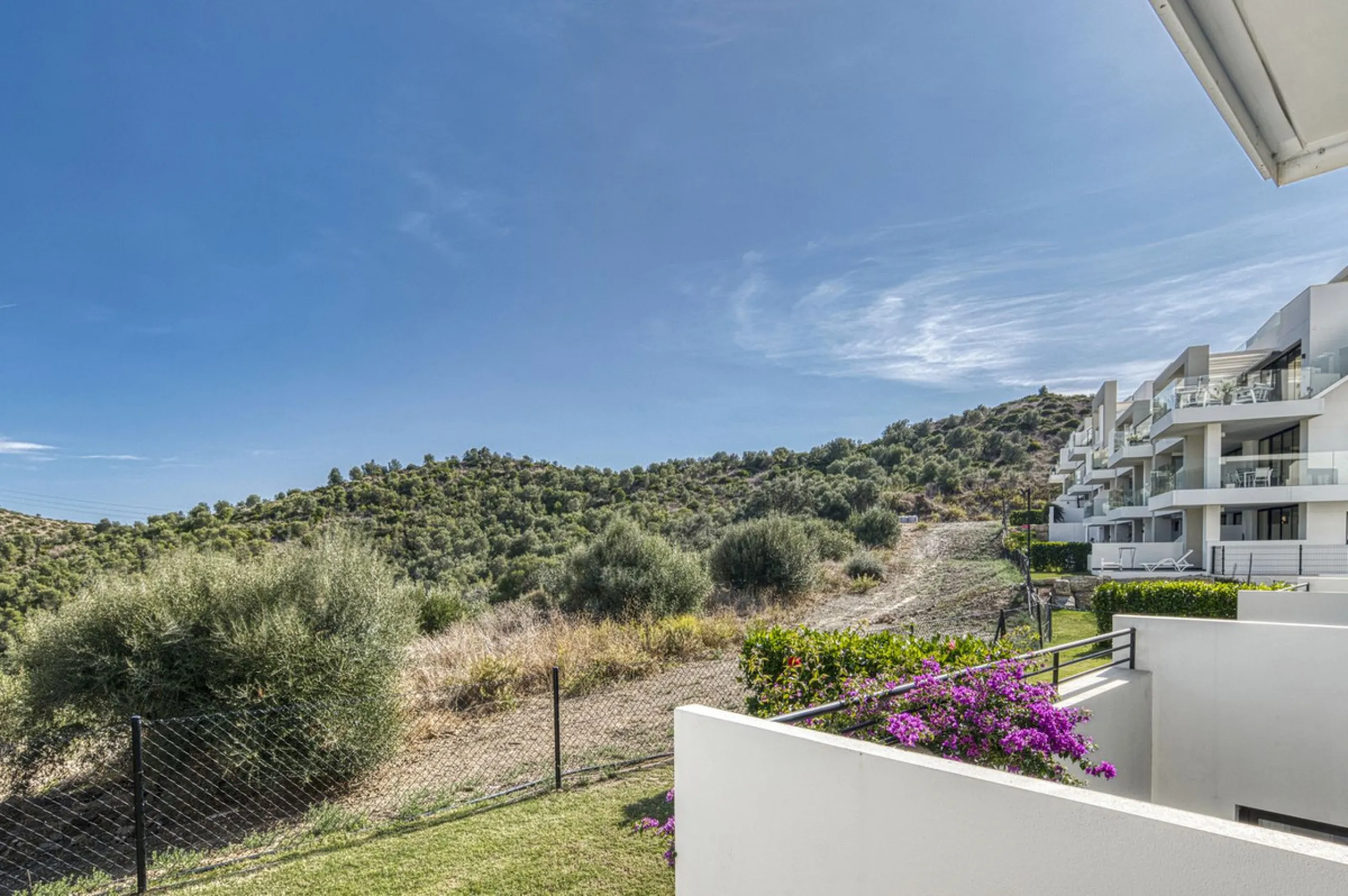 Luxury Ground-Floor  4 pers.  Loft / 1-bedroom Apartment with Panoramic Sea & Mountain Views –