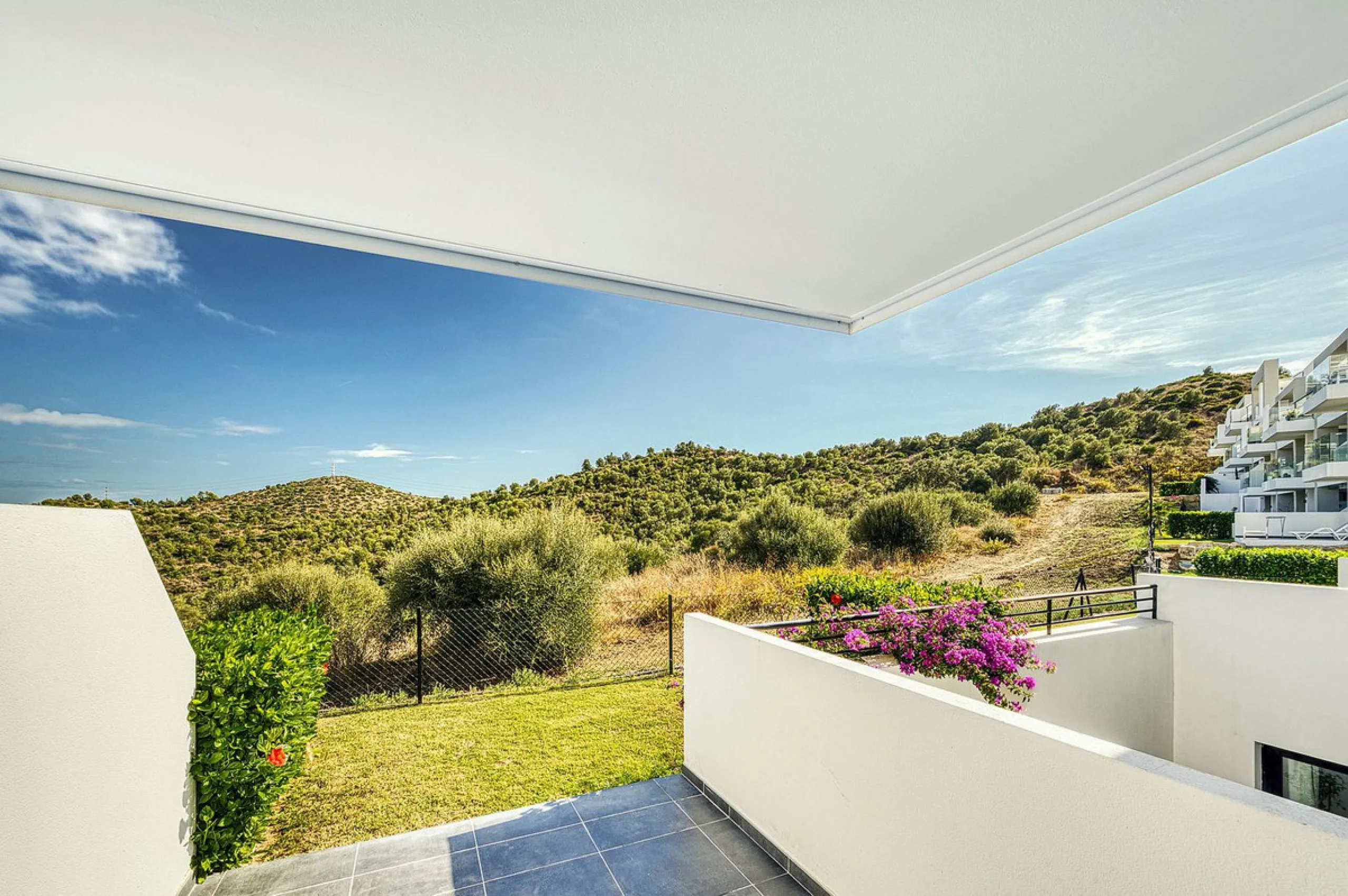 Luxury Ground-Floor  4 pers.  Loft / 1-bedroom Apartment with Panoramic Sea & Mountain Views –