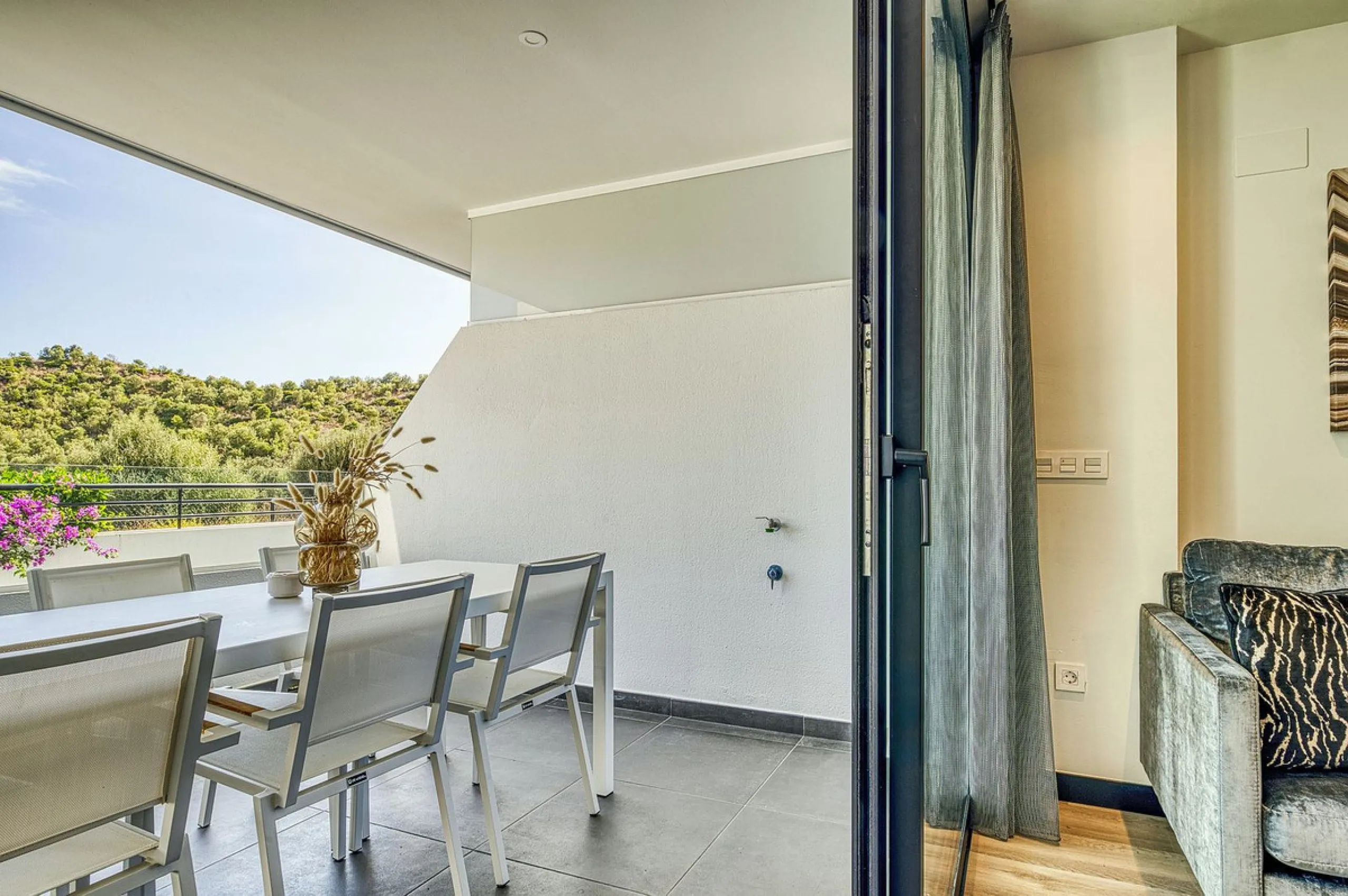 Luxury Ground-Floor  4 pers.  Loft / 1-bedroom Apartment with Panoramic Sea & Mountain Views –
