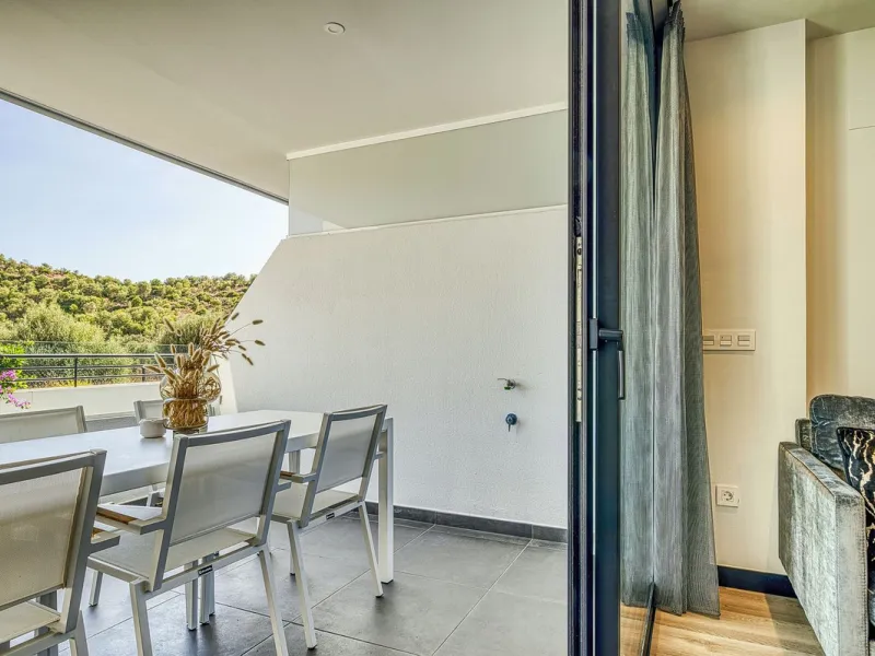 Luxury Ground-Floor  4 pers.  Loft / 1-bedroom Apartment with Panoramic Sea & Mountain Views –