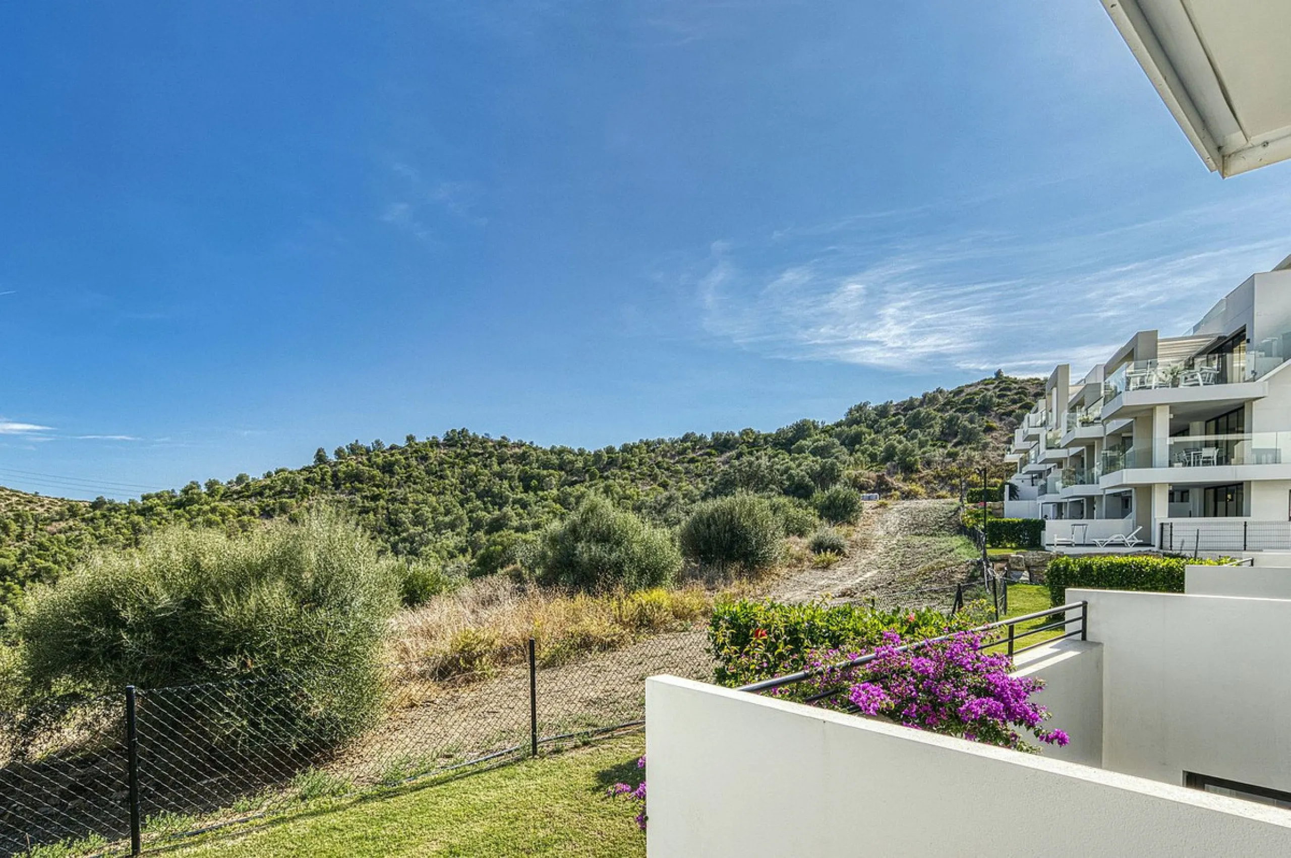 Luxury Ground-Floor  4 pers.  Loft / 1-bedroom Apartment with Panoramic Sea & Mountain Views –