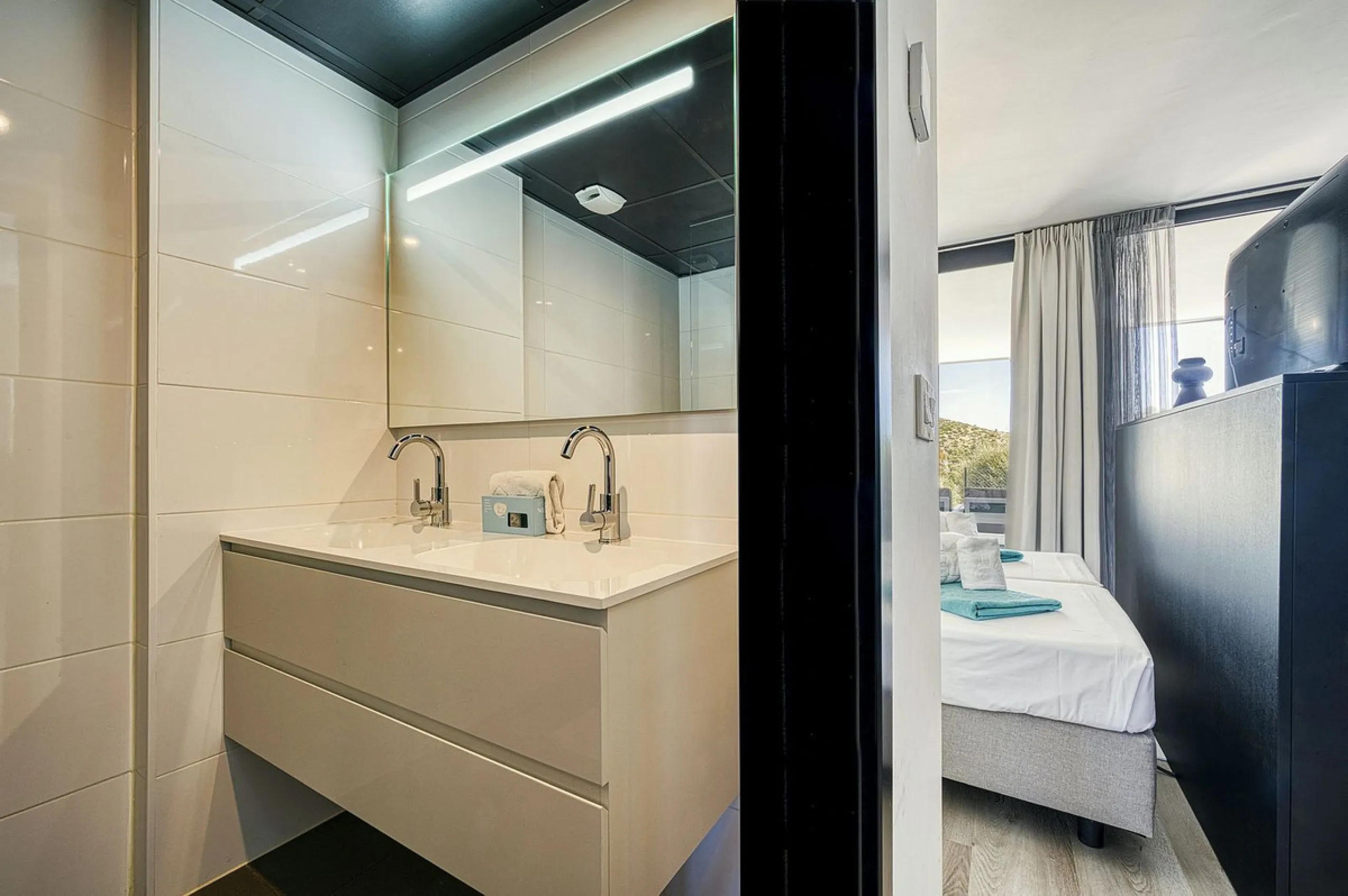 Luxury Ground-Floor  4 pers.  Loft / 1-bedroom Apartment with Panoramic Sea & Mountain Views –