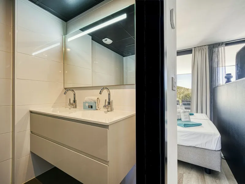 Luxury Ground-Floor  4 pers.  Loft / 1-bedroom Apartment with Panoramic Sea & Mountain Views –