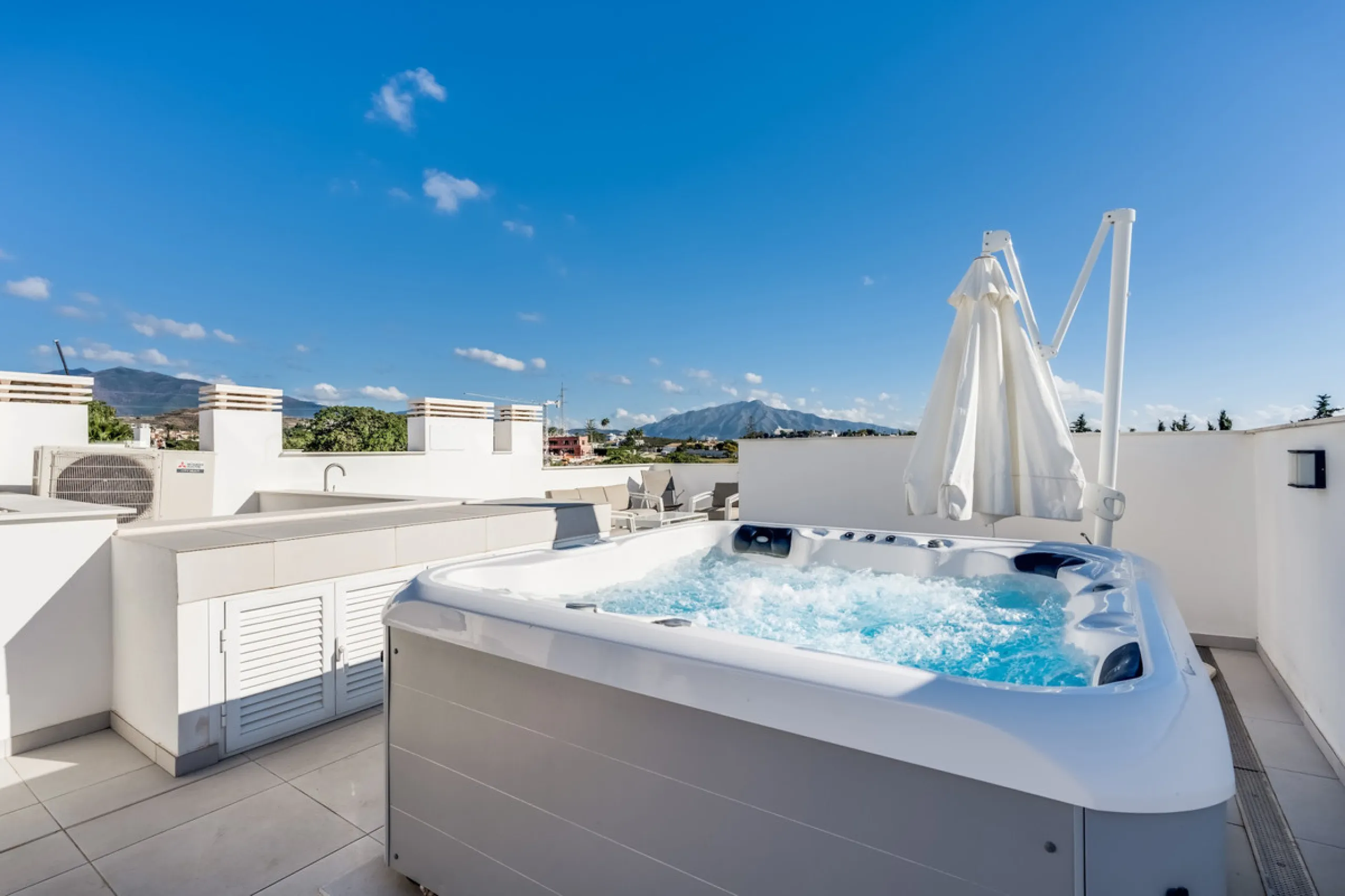 Los Miradores del Sol is a distinctive development situated on the New Golden Mile. This contemporary property features four bedrooms, three bathrooms, and an open-plan dining and living area, with direct access to the communal pool and several terraces, 