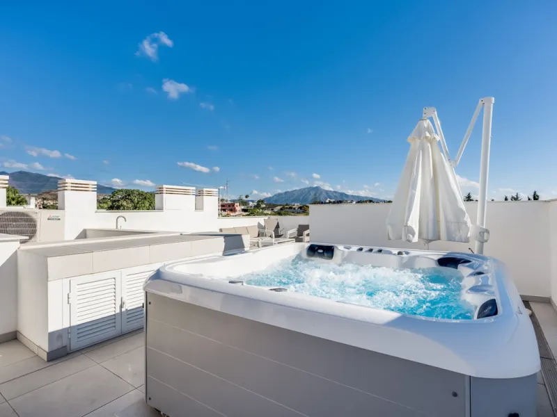 Los Miradores del Sol is a distinctive development situated on the New Golden Mile. This contemporary property features four bedrooms, three bathrooms, and an open-plan dining and living area, with direct access to the communal pool and several terraces, 