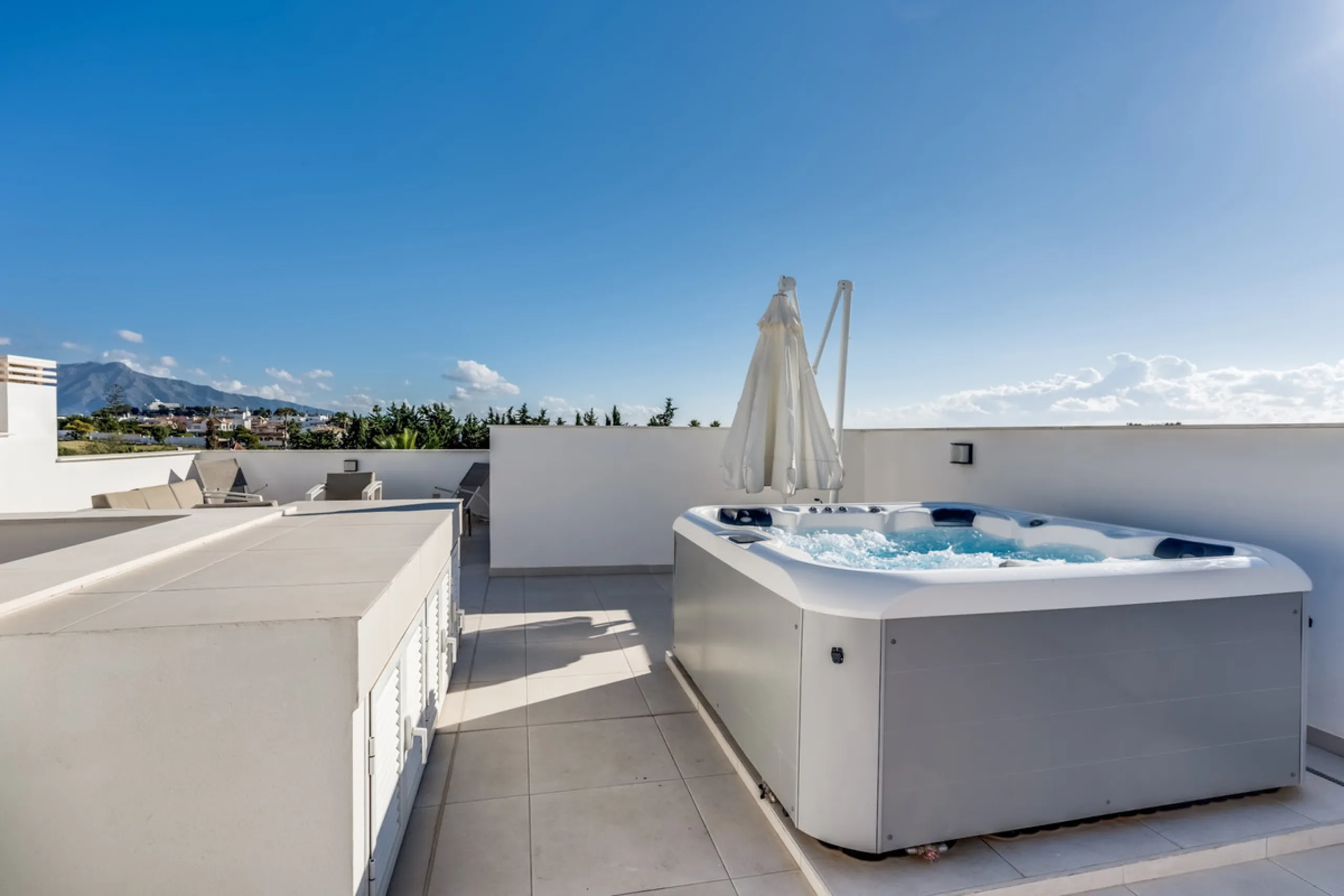 Los Miradores del Sol is a distinctive development situated on the New Golden Mile. This contemporary property features four bedrooms, three bathrooms, and an open-plan dining and living area, with direct access to the communal pool and several terraces, 