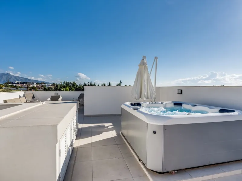 Los Miradores del Sol is a distinctive development situated on the New Golden Mile. This contemporary property features four bedrooms, three bathrooms, and an open-plan dining and living area, with direct access to the communal pool and several terraces, 