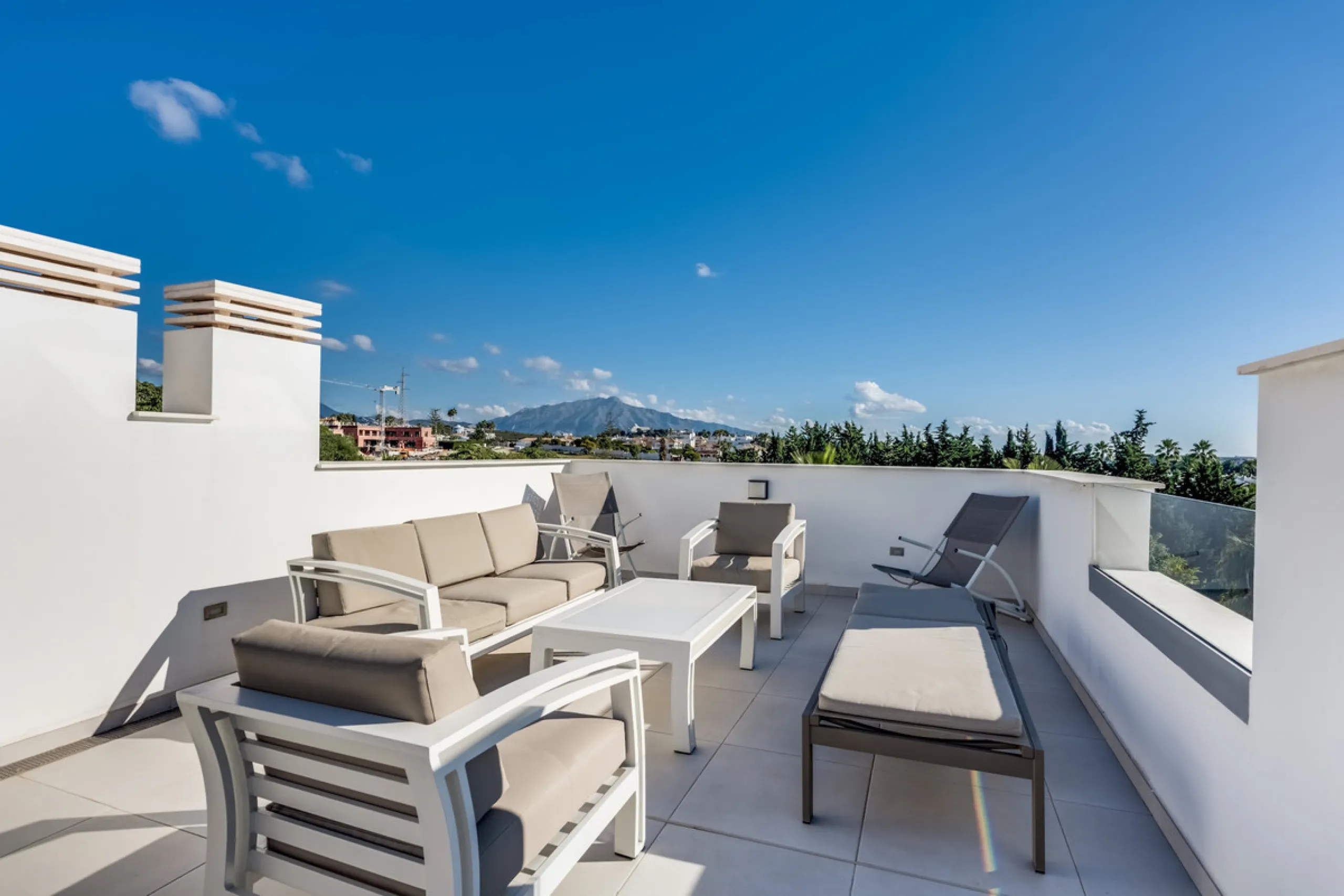 Los Miradores del Sol is a distinctive development situated on the New Golden Mile. This contemporary property features four bedrooms, three bathrooms, and an open-plan dining and living area, with direct access to the communal pool and several terraces, 