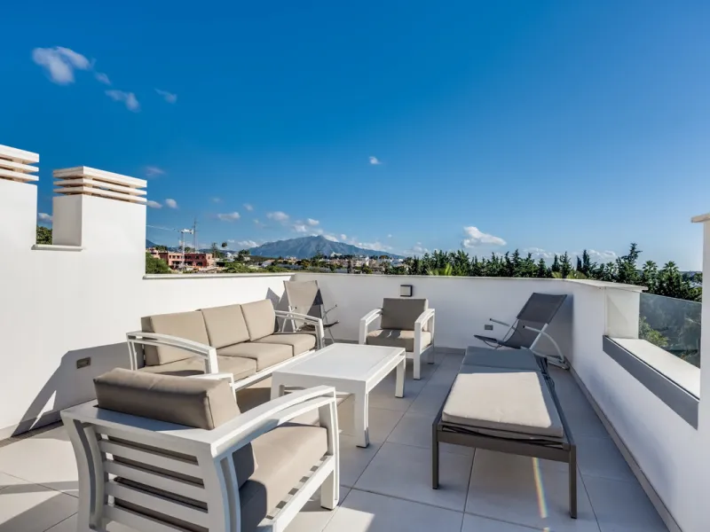 Los Miradores del Sol is a distinctive development situated on the New Golden Mile. This contemporary property features four bedrooms, three bathrooms, and an open-plan dining and living area, with direct access to the communal pool and several terraces, 