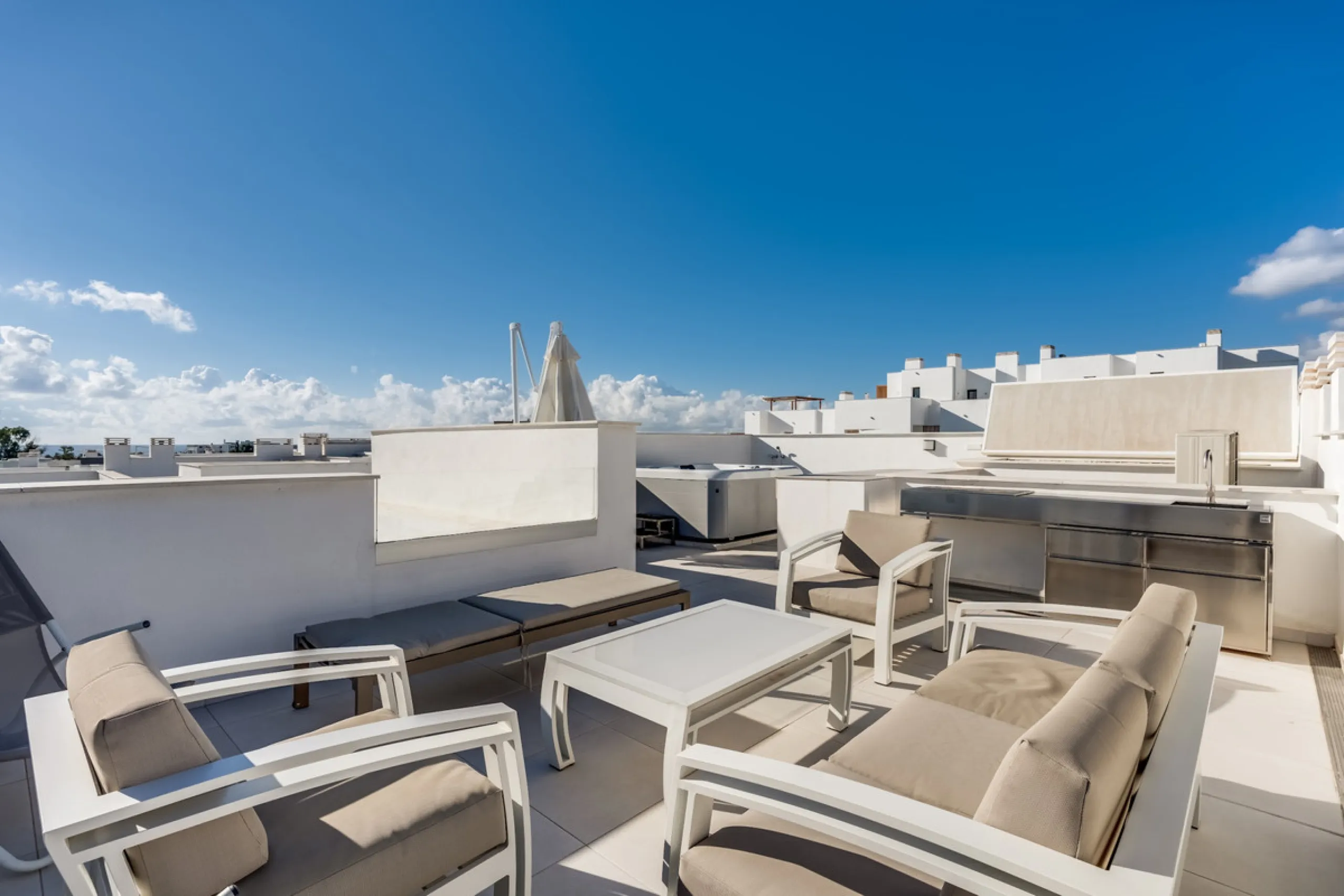 Los Miradores del Sol is a distinctive development situated on the New Golden Mile. This contemporary property features four bedrooms, three bathrooms, and an open-plan dining and living area, with direct access to the communal pool and several terraces, 