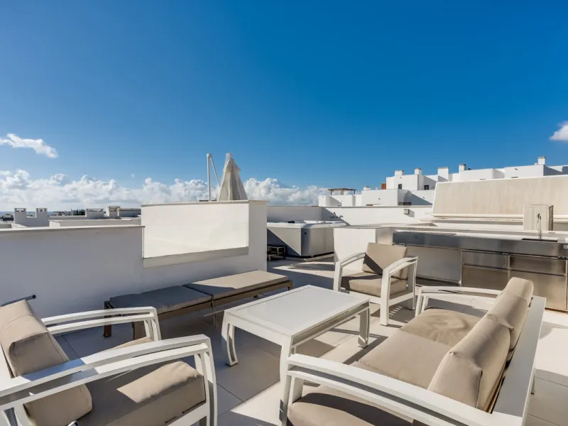 Los Miradores del Sol is a distinctive development situated on the New Golden Mile. This contemporary property features four bedrooms, three bathrooms, and an open-plan dining and living area, with direct access to the communal pool and several terraces, 