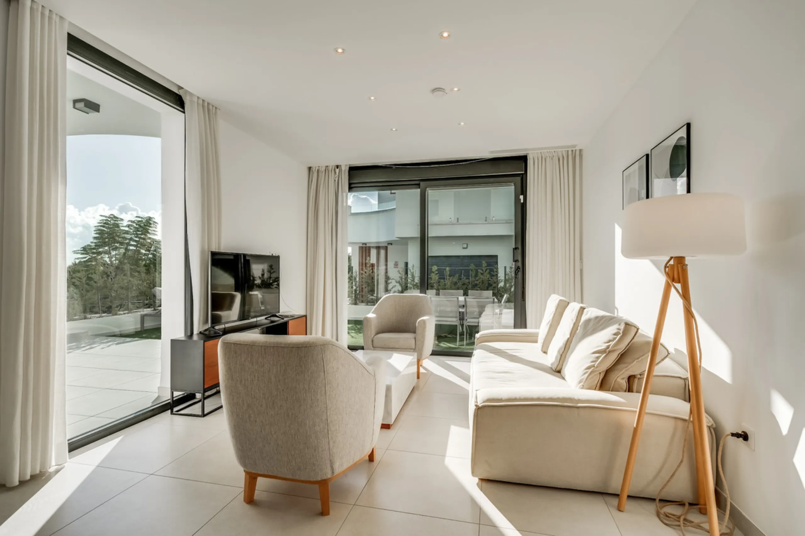 Los Miradores del Sol is a distinctive development situated on the New Golden Mile. This contemporary property features four bedrooms, three bathrooms, and an open-plan dining and living area, with direct access to the communal pool and several terraces, 
