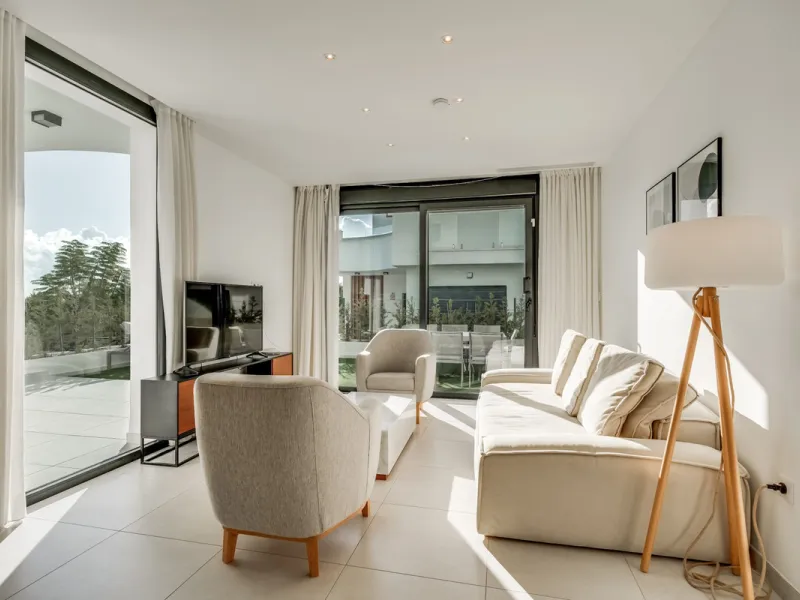 Los Miradores del Sol is a distinctive development situated on the New Golden Mile. This contemporary property features four bedrooms, three bathrooms, and an open-plan dining and living area, with direct access to the communal pool and several terraces, 