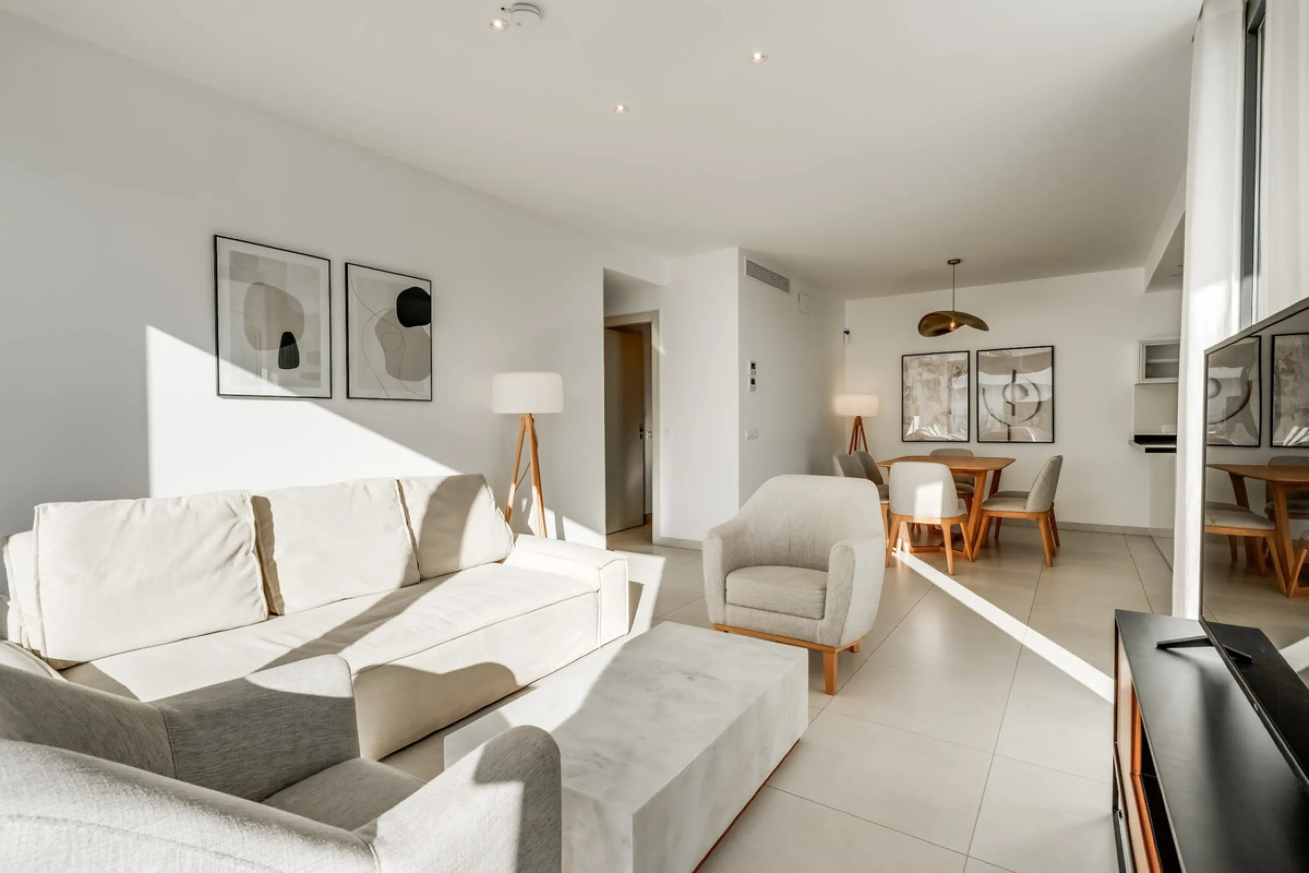 Los Miradores del Sol is a distinctive development situated on the New Golden Mile. This contemporary property features four bedrooms, three bathrooms, and an open-plan dining and living area, with direct access to the communal pool and several terraces, 