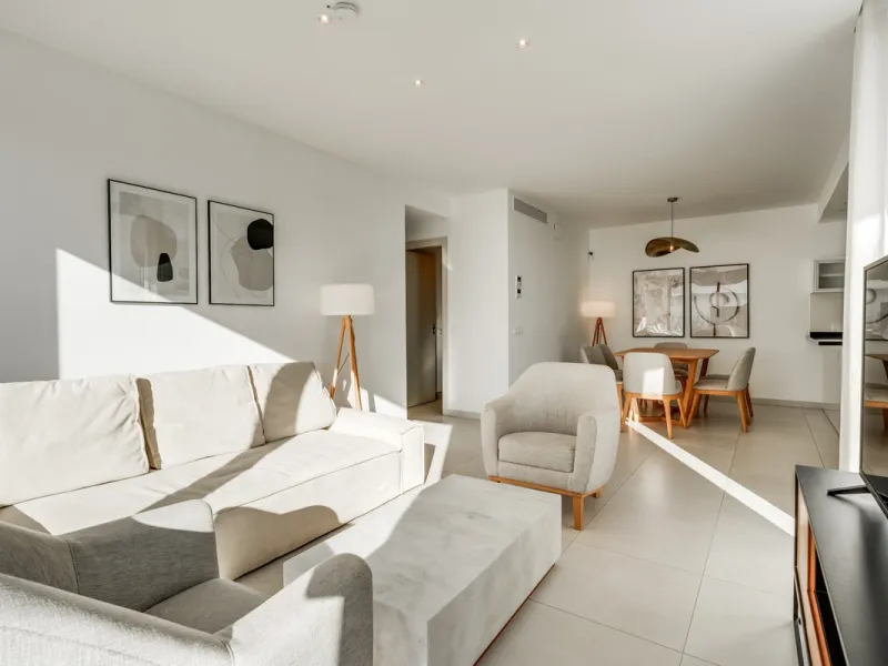Los Miradores del Sol is a distinctive development situated on the New Golden Mile. This contemporary property features four bedrooms, three bathrooms, and an open-plan dining and living area, with direct access to the communal pool and several terraces, 