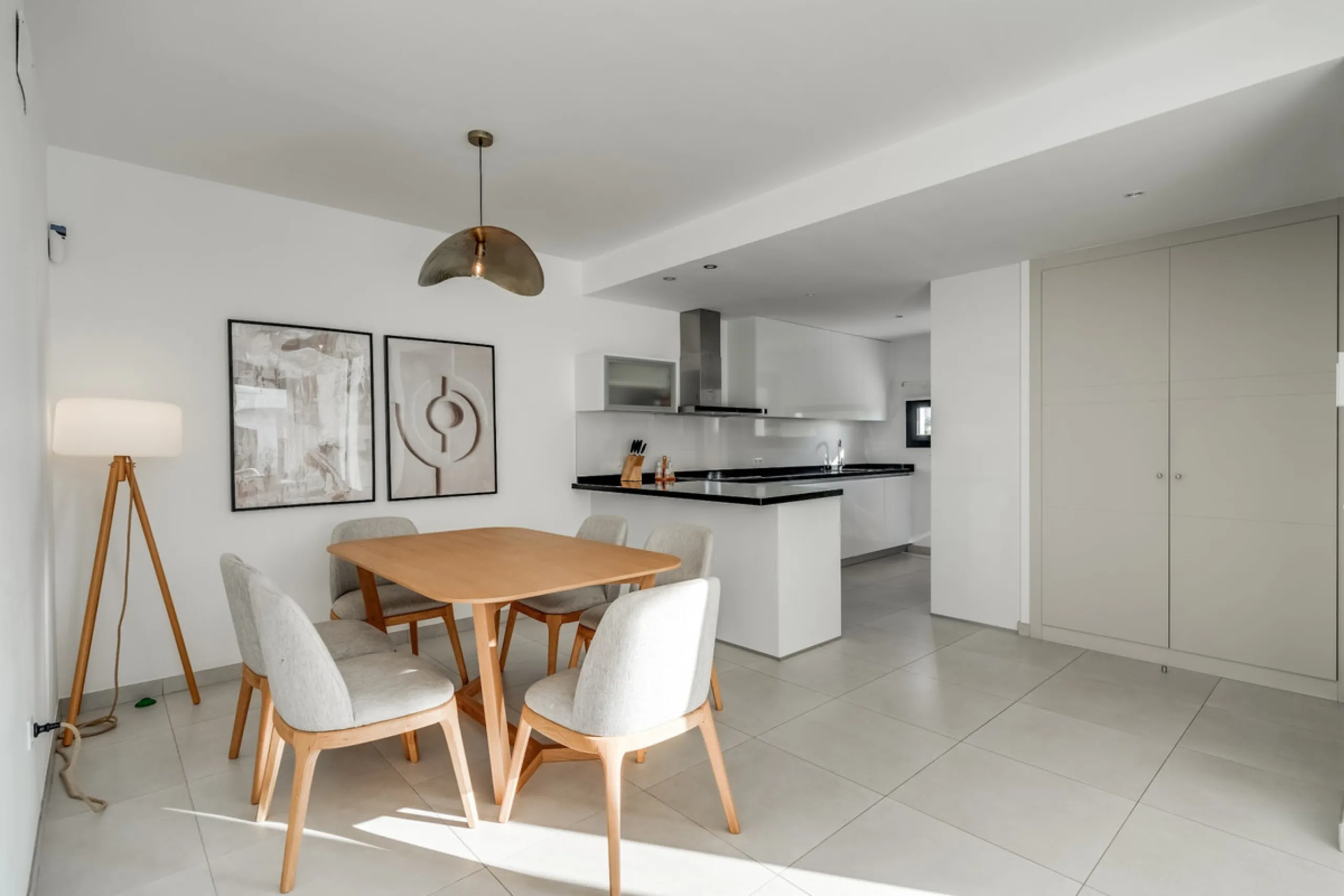 Los Miradores del Sol is a distinctive development situated on the New Golden Mile. This contemporary property features four bedrooms, three bathrooms, and an open-plan dining and living area, with direct access to the communal pool and several terraces, 