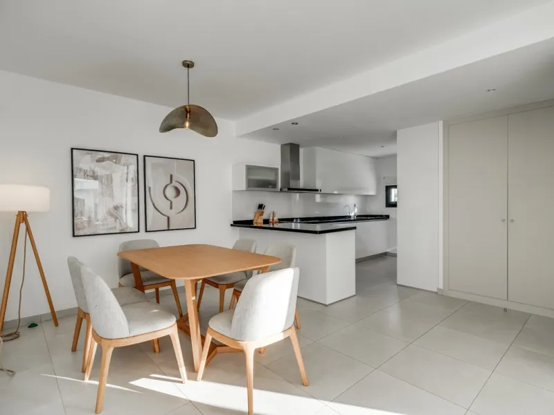 Los Miradores del Sol is a distinctive development situated on the New Golden Mile. This contemporary property features four bedrooms, three bathrooms, and an open-plan dining and living area, with direct access to the communal pool and several terraces, 