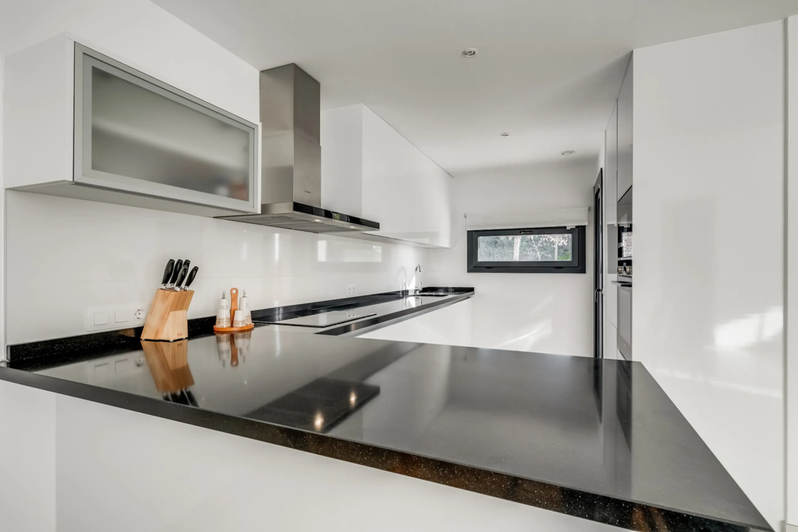 Los Miradores del Sol is a distinctive development situated on the New Golden Mile. This contemporary property features four bedrooms, three bathrooms, and an open-plan dining and living area, with direct access to the communal pool and several terraces, 