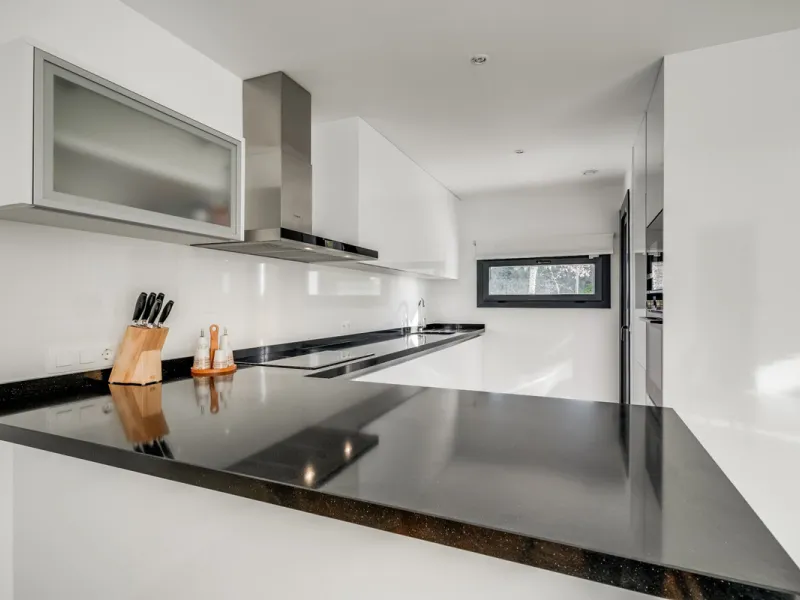 Los Miradores del Sol is a distinctive development situated on the New Golden Mile. This contemporary property features four bedrooms, three bathrooms, and an open-plan dining and living area, with direct access to the communal pool and several terraces, 