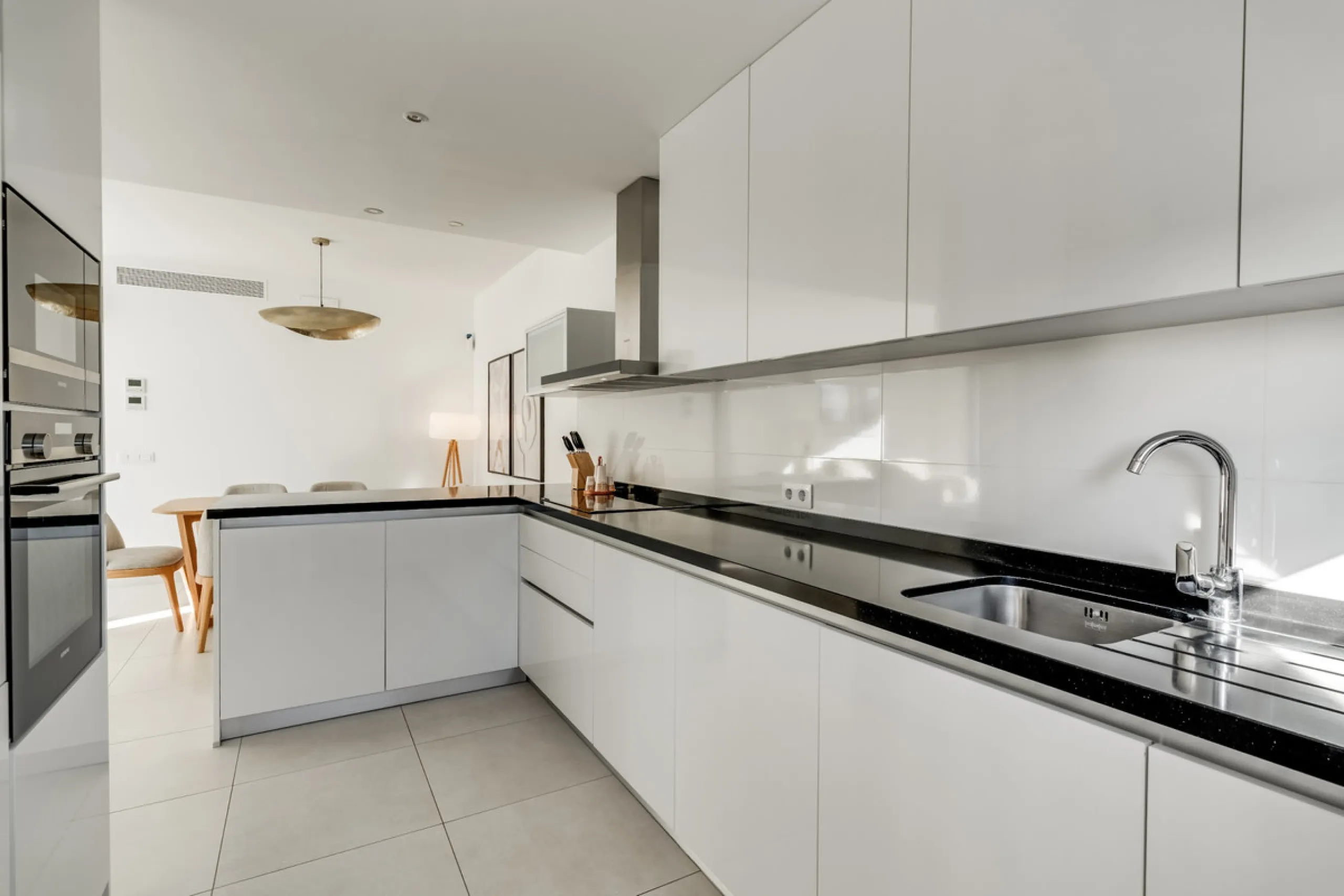 Los Miradores del Sol is a distinctive development situated on the New Golden Mile. This contemporary property features four bedrooms, three bathrooms, and an open-plan dining and living area, with direct access to the communal pool and several terraces, 