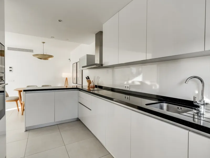 Los Miradores del Sol is a distinctive development situated on the New Golden Mile. This contemporary property features four bedrooms, three bathrooms, and an open-plan dining and living area, with direct access to the communal pool and several terraces, 