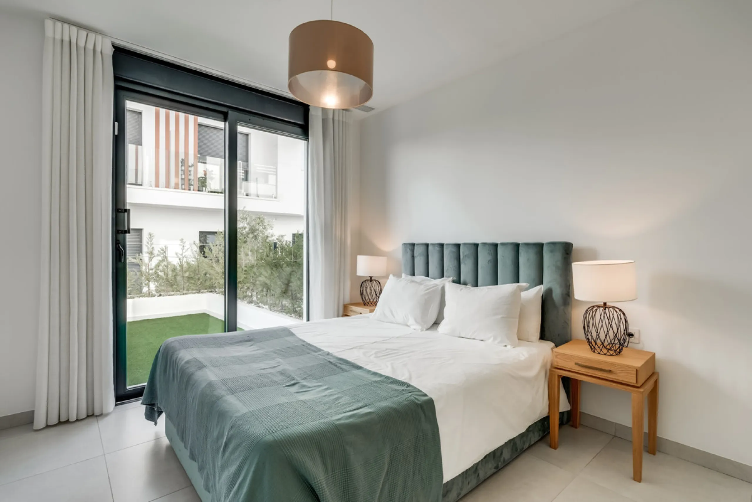 Los Miradores del Sol is a distinctive development situated on the New Golden Mile. This contemporary property features four bedrooms, three bathrooms, and an open-plan dining and living area, with direct access to the communal pool and several terraces, 