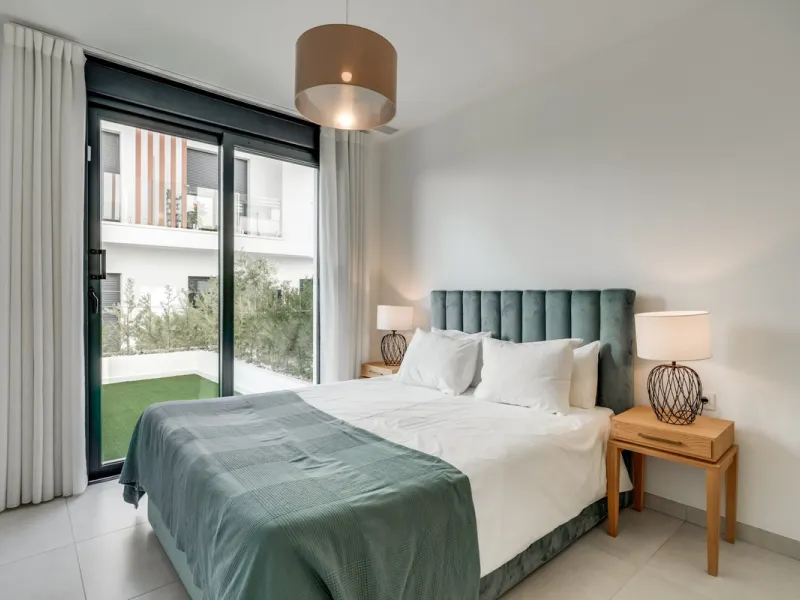 Los Miradores del Sol is a distinctive development situated on the New Golden Mile. This contemporary property features four bedrooms, three bathrooms, and an open-plan dining and living area, with direct access to the communal pool and several terraces, 