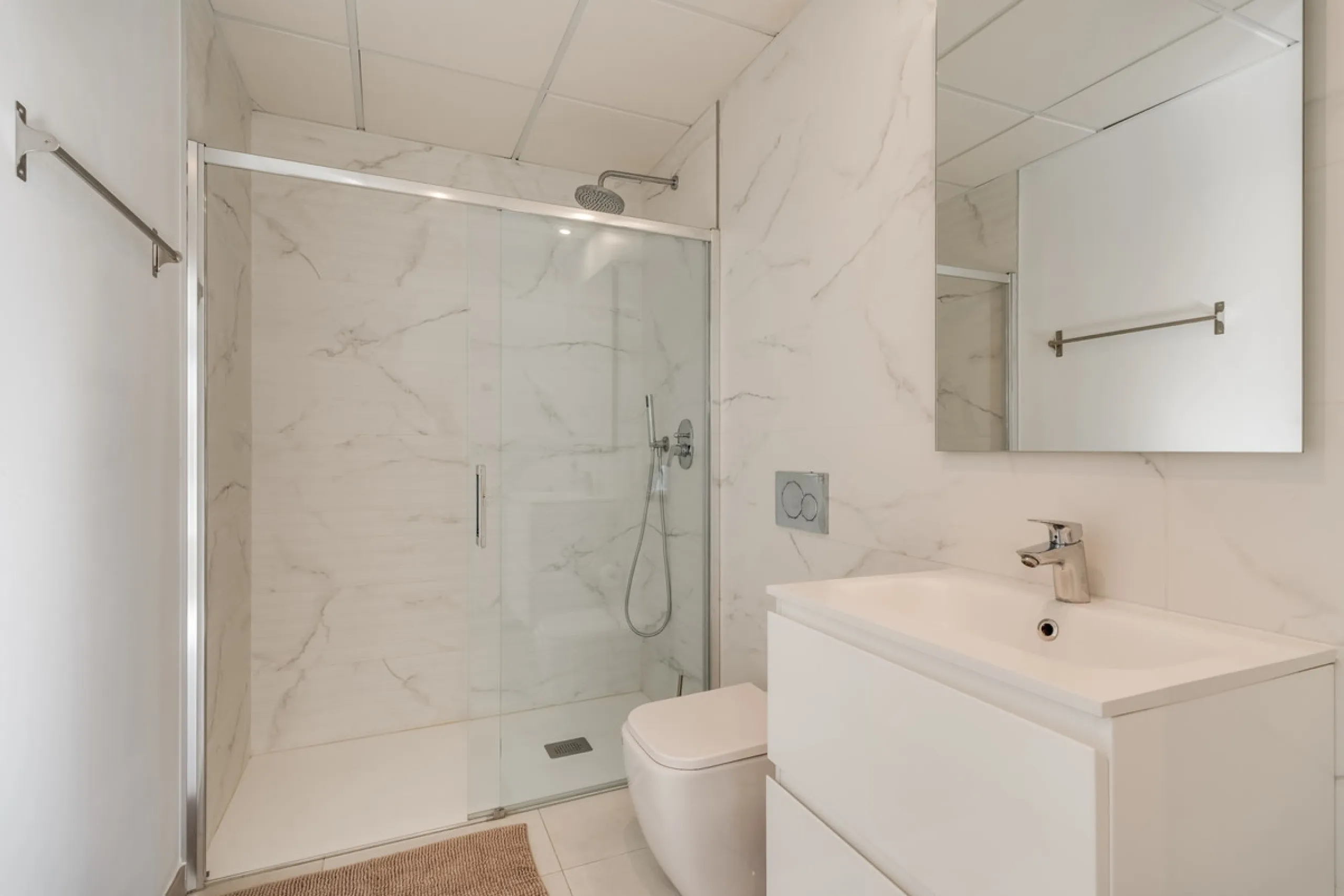 Los Miradores del Sol is a distinctive development situated on the New Golden Mile. This contemporary property features four bedrooms, three bathrooms, and an open-plan dining and living area, with direct access to the communal pool and several terraces, 