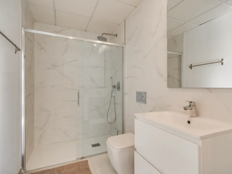 Los Miradores del Sol is a distinctive development situated on the New Golden Mile. This contemporary property features four bedrooms, three bathrooms, and an open-plan dining and living area, with direct access to the communal pool and several terraces, 