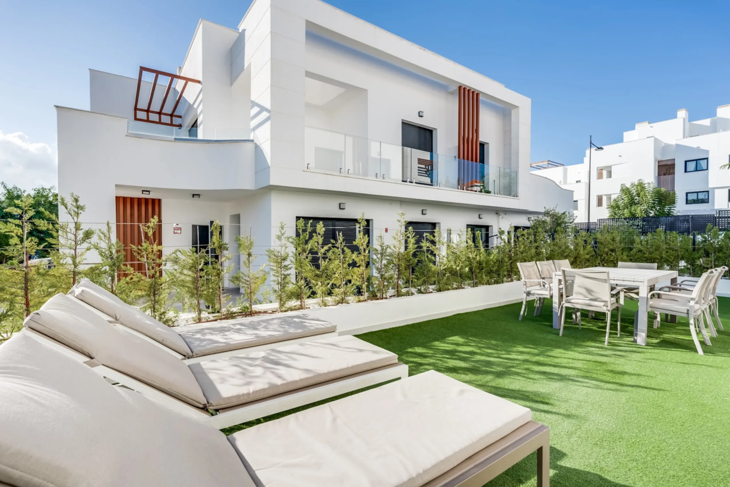 Los Miradores del Sol is a distinctive development situated on the New Golden Mile. This contemporary property features four bedrooms, three bathrooms, and an open-plan dining and living area, with direct access to the communal pool and several terraces, 