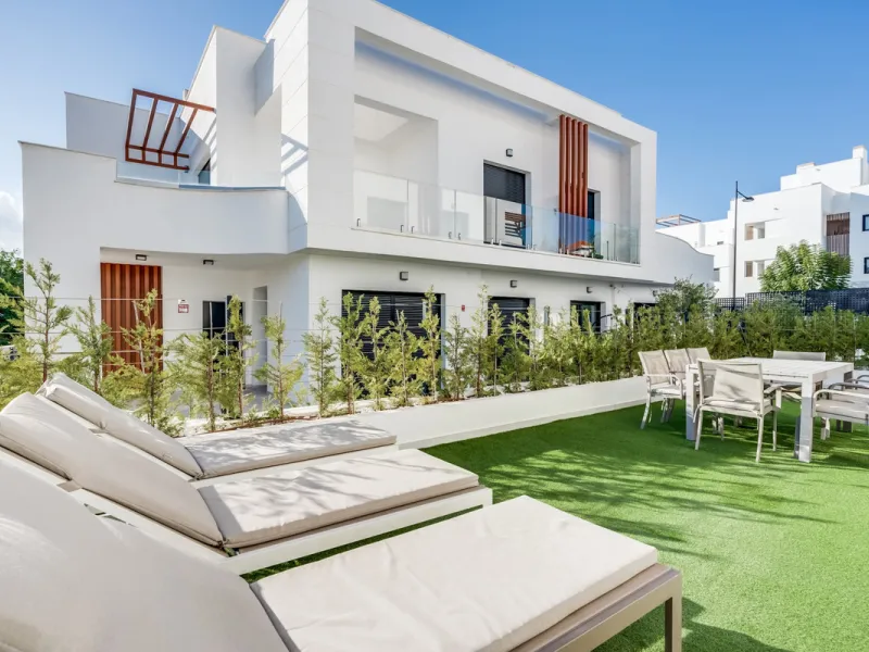 Los Miradores del Sol is a distinctive development situated on the New Golden Mile. This contemporary property features four bedrooms, three bathrooms, and an open-plan dining and living area, with direct access to the communal pool and several terraces, 