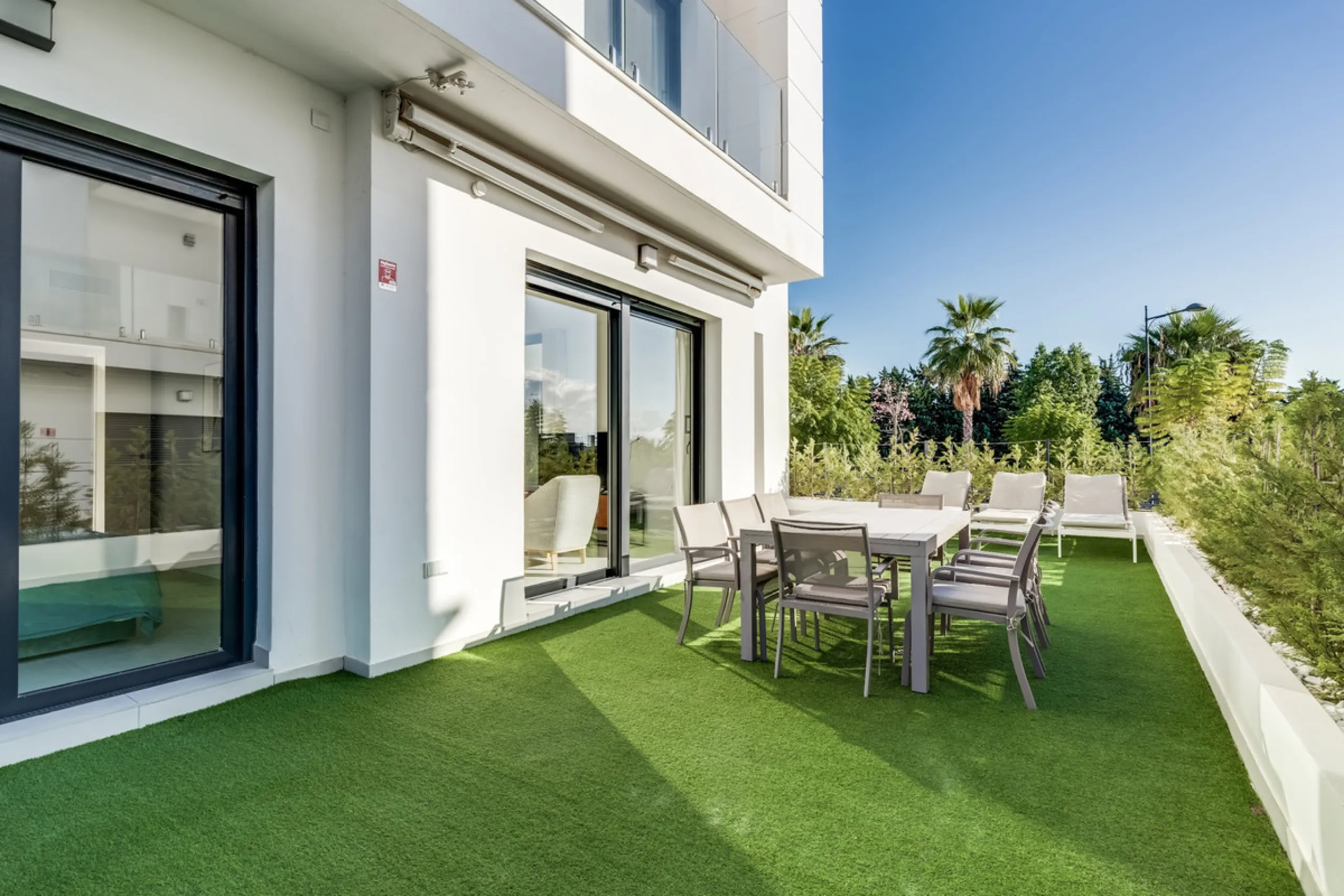 Los Miradores del Sol is a distinctive development situated on the New Golden Mile. This contemporary property features four bedrooms, three bathrooms, and an open-plan dining and living area, with direct access to the communal pool and several terraces, 