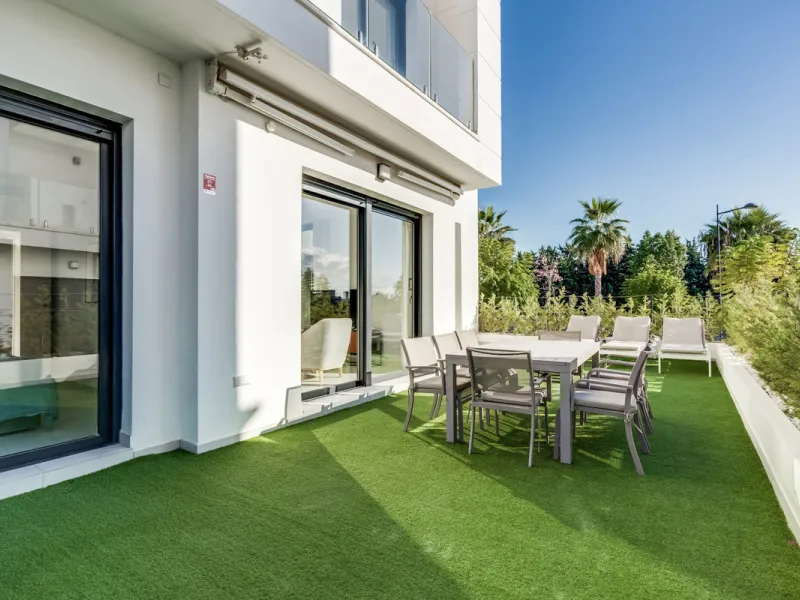 Los Miradores del Sol is a distinctive development situated on the New Golden Mile. This contemporary property features four bedrooms, three bathrooms, and an open-plan dining and living area, with direct access to the communal pool and several terraces, 