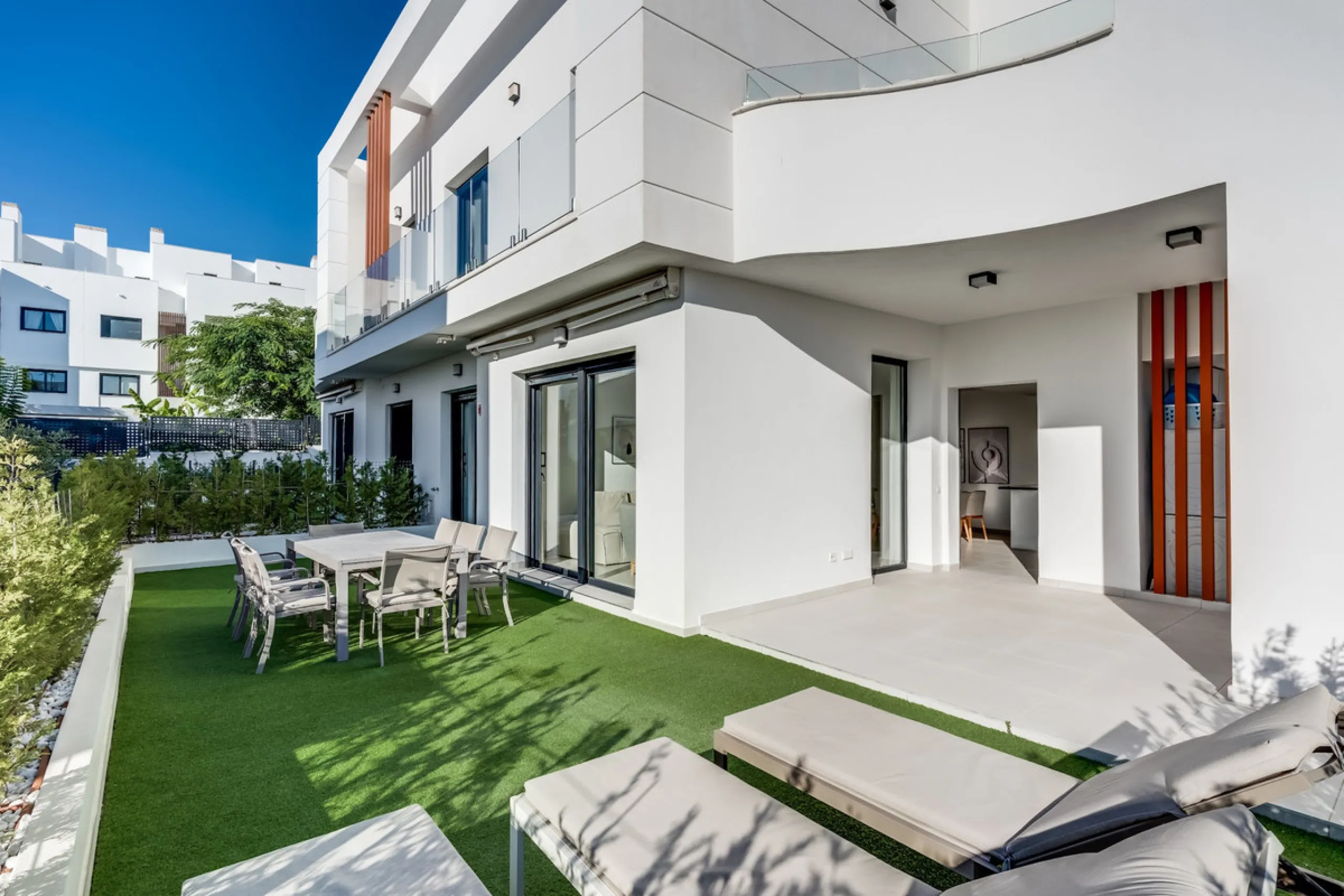 Los Miradores del Sol is a distinctive development situated on the New Golden Mile. This contemporary property features four bedrooms, three bathrooms, and an open-plan dining and living area, with direct access to the communal pool and several terraces, 