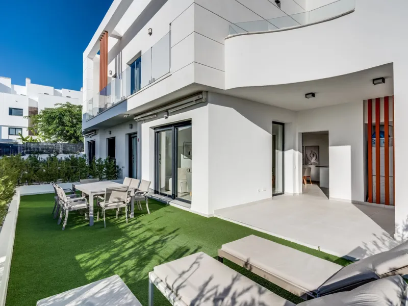 Los Miradores del Sol is a distinctive development situated on the New Golden Mile. This contemporary property features four bedrooms, three bathrooms, and an open-plan dining and living area, with direct access to the communal pool and several terraces, 