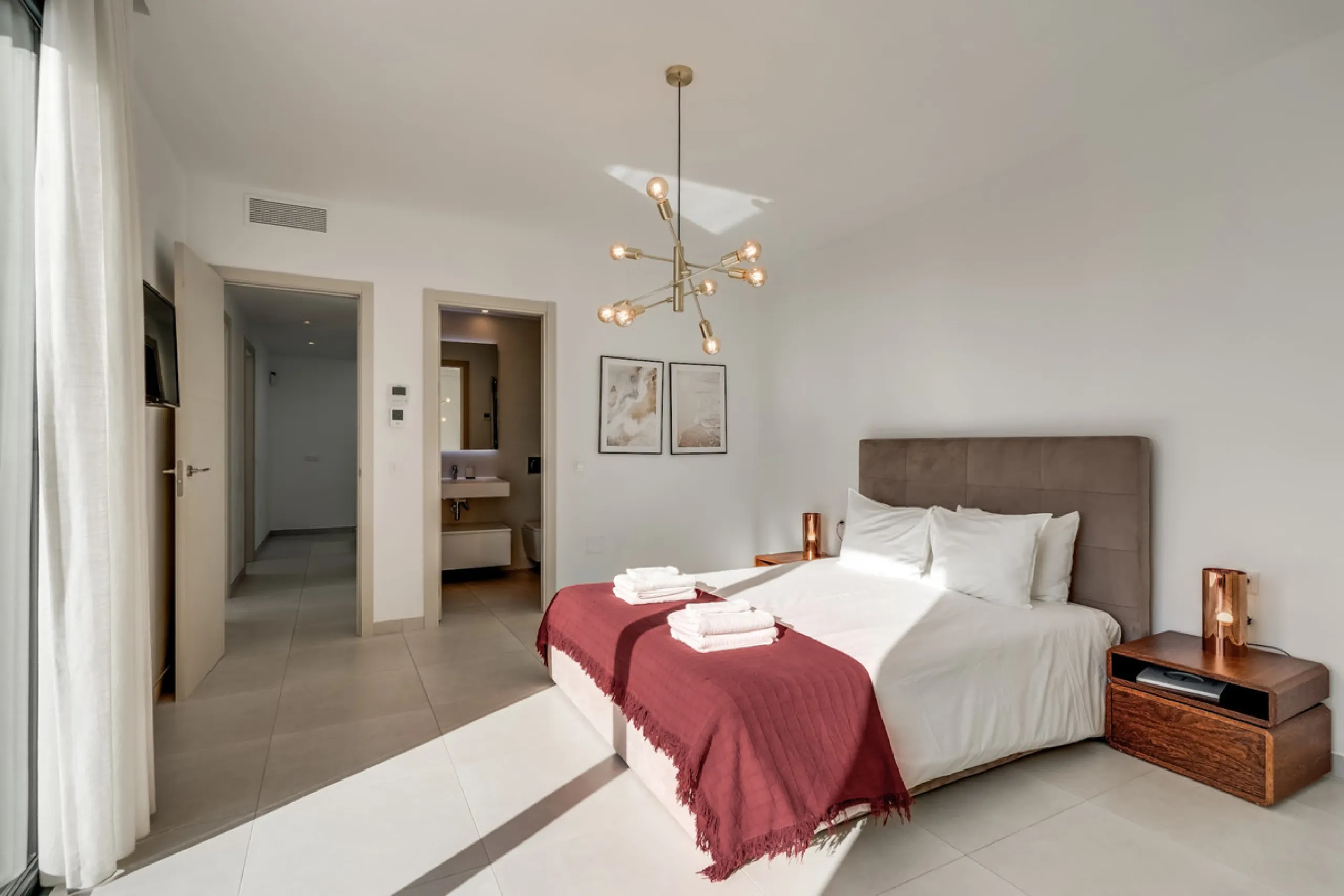 Los Miradores del Sol is a distinctive development situated on the New Golden Mile. This contemporary property features four bedrooms, three bathrooms, and an open-plan dining and living area, with direct access to the communal pool and several terraces, 